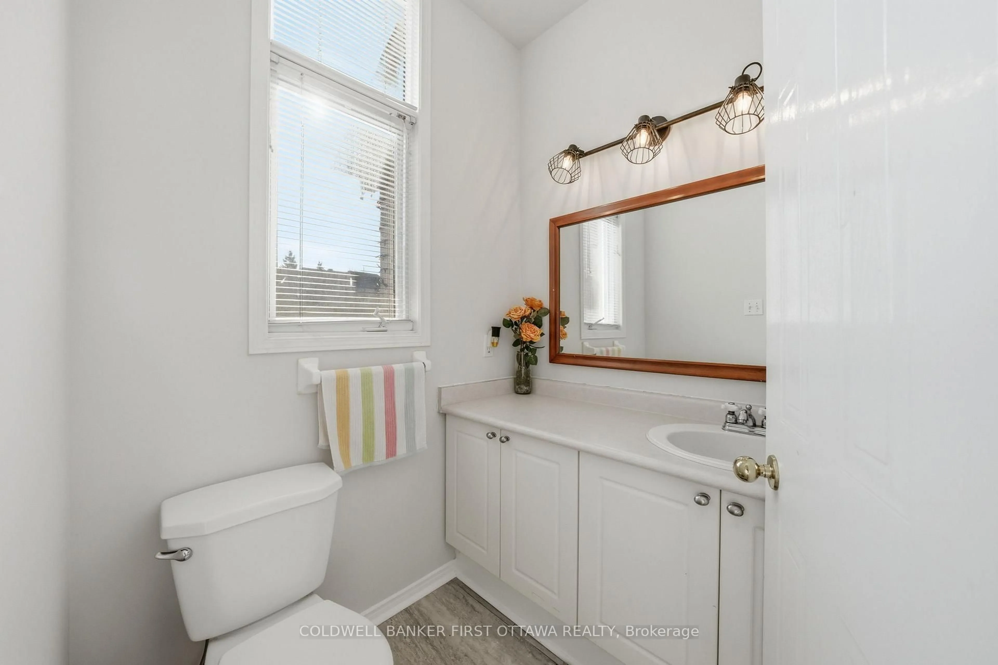 Standard bathroom, ceramic/tile floor for 1902 Hennessy Cres, Ottawa Ontario K4A 3X7