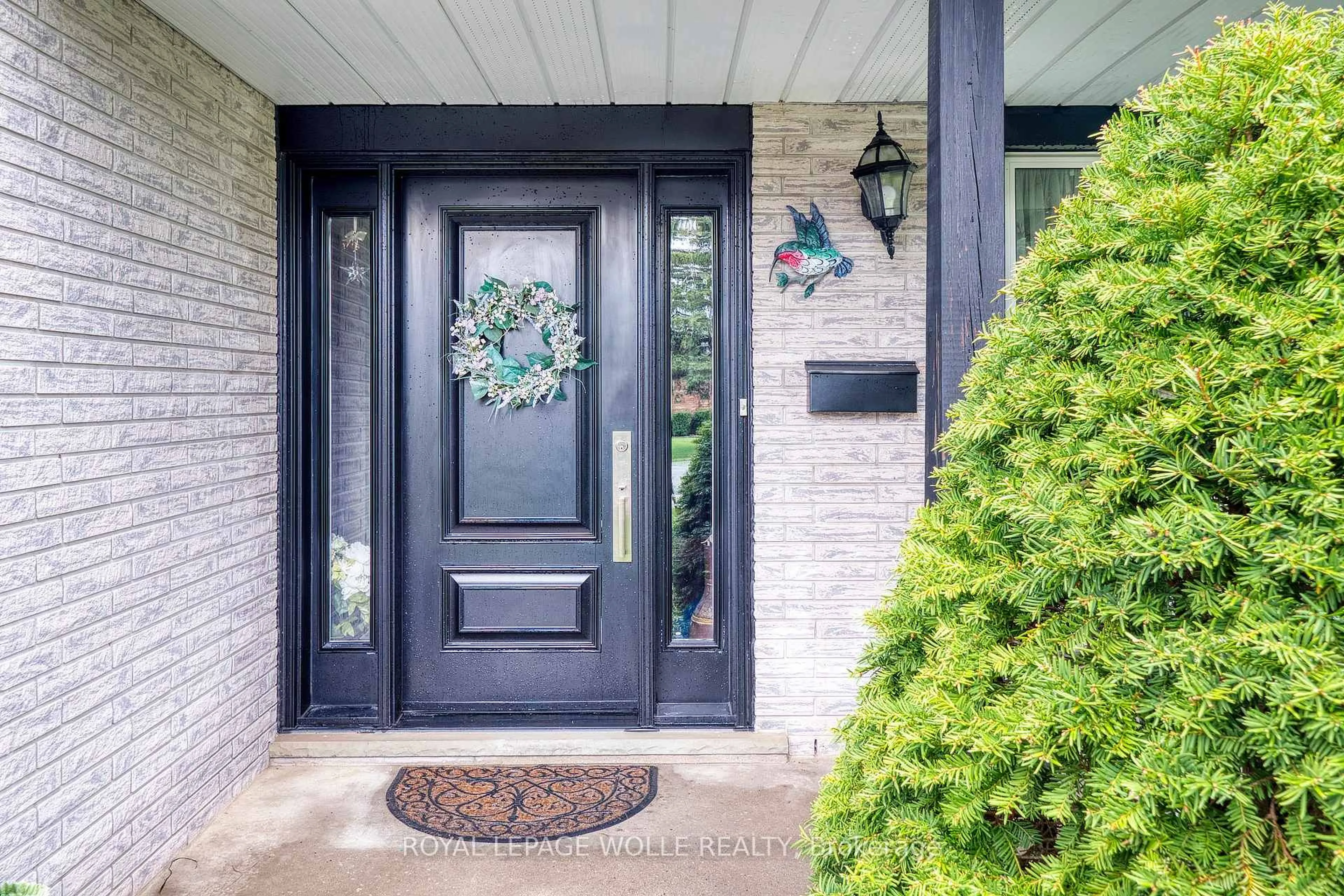 Indoor entryway for 108 Queensway Dr, Woolwich Ontario N0B 2N0