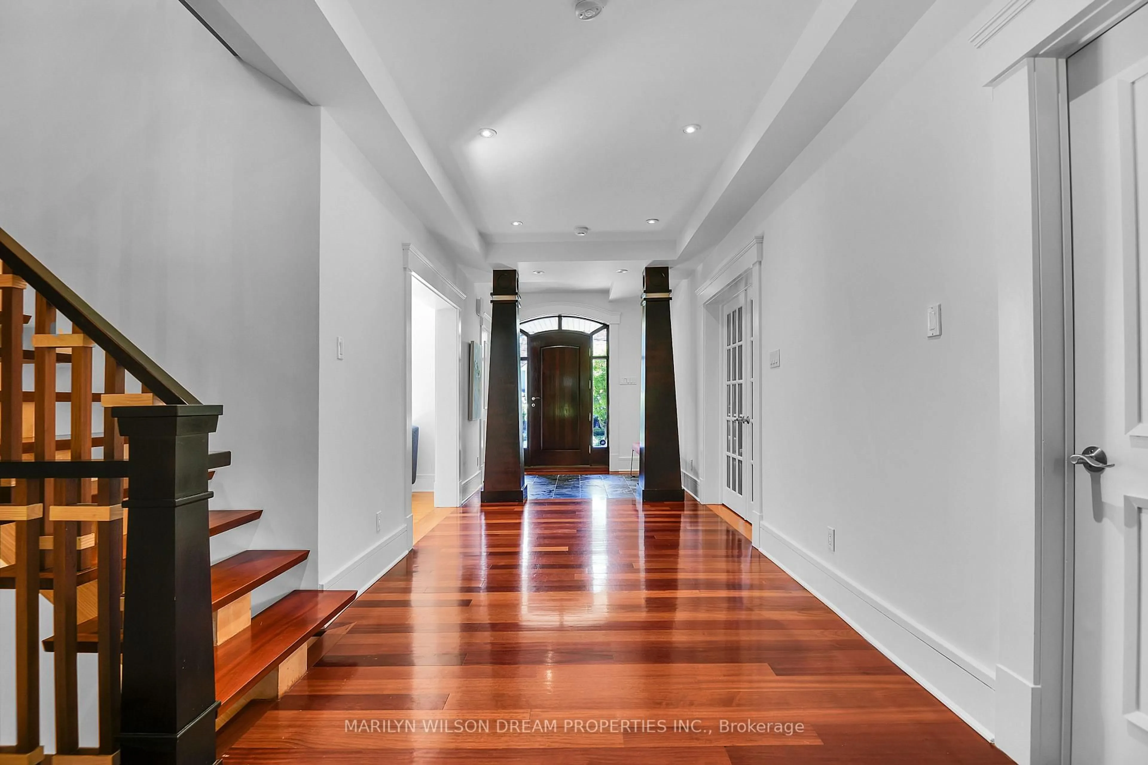 Indoor foyer for 29 Mackinnon Rd, Ottawa Ontario K1M 0G4