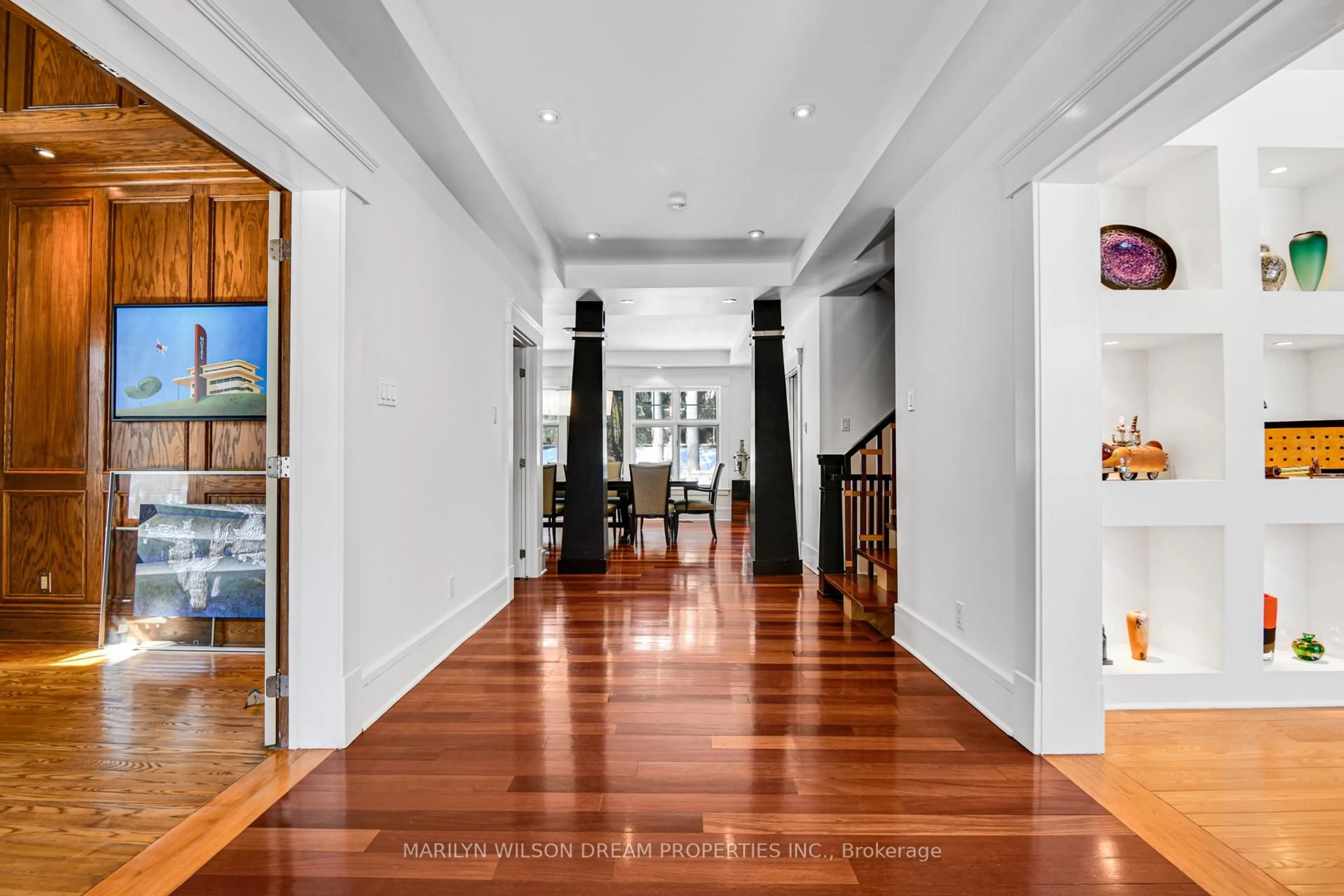 Indoor foyer for 29 Mackinnon Rd, Ottawa Ontario K1M 0G4