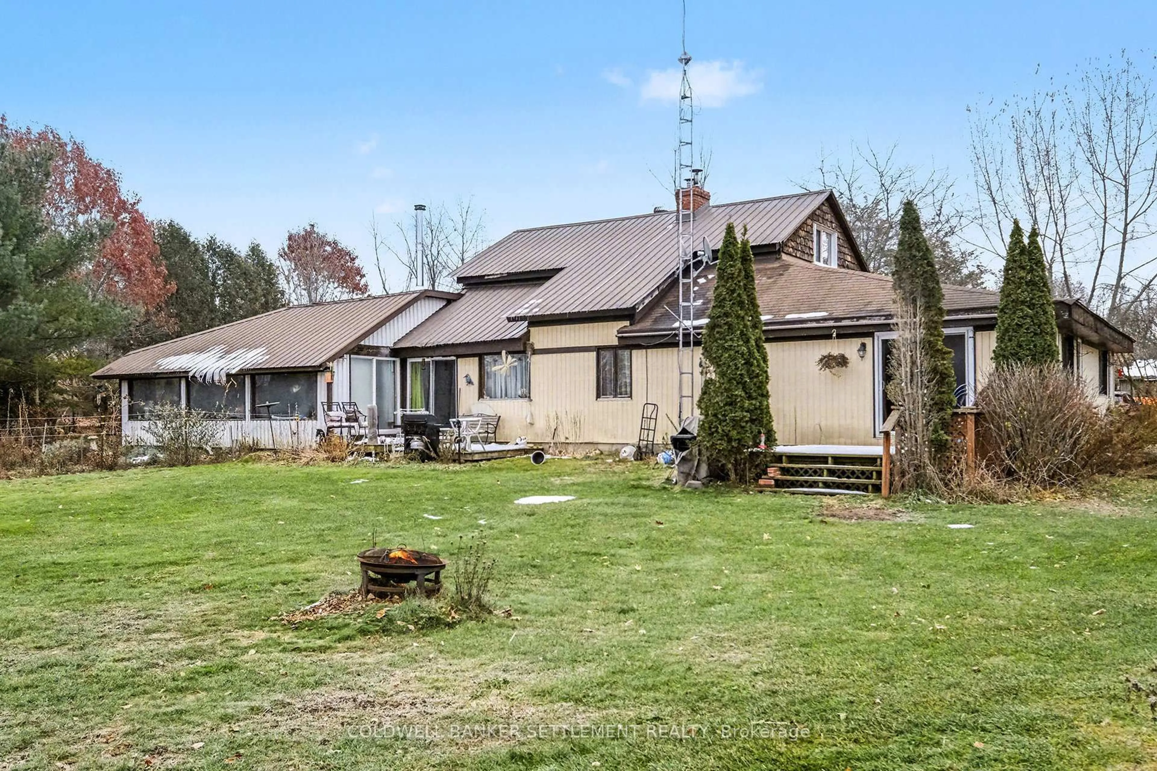 A pic from outside/outdoor area/front of a property/back of a property/a pic from drone, unknown for 1092 Rideau Ferry Rd, Rideau Ferry Ontario K0G 1W0