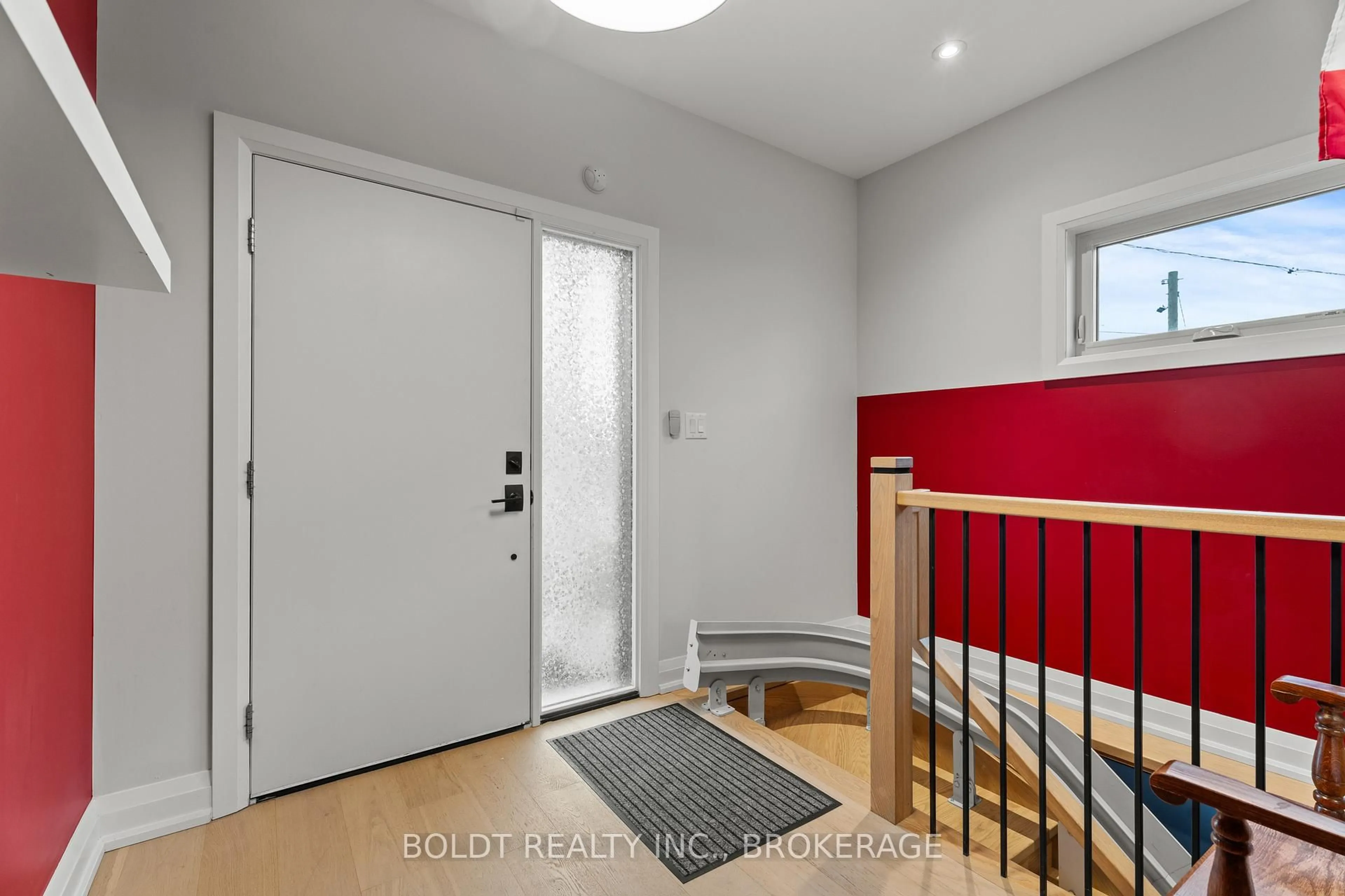 Indoor entryway for 1074B Vansickle Rd, St. Catharines Ontario L2S 2X3