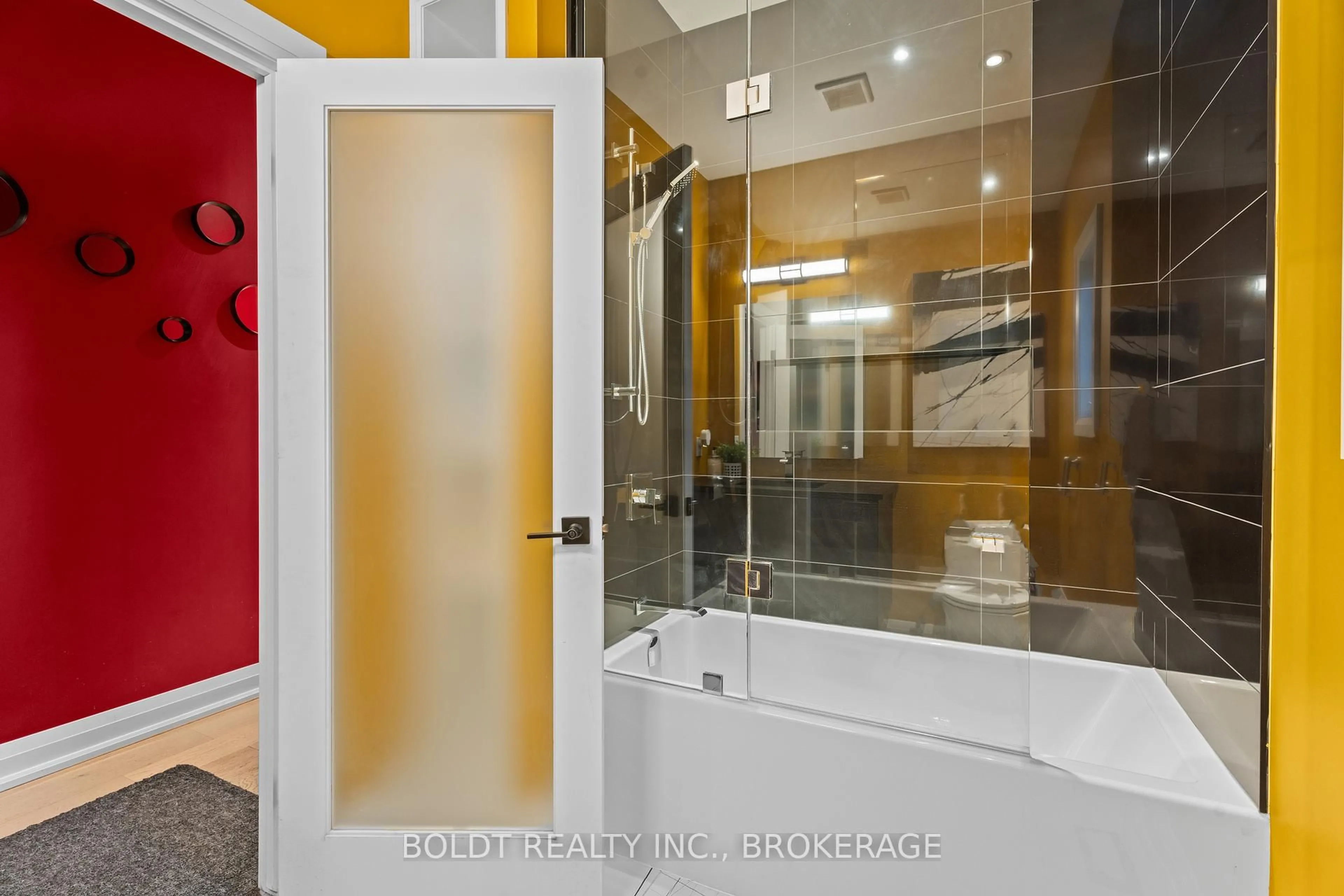 Standard bathroom, ceramic/tile floor for 1074B Vansickle Rd, St. Catharines Ontario L2S 2X3