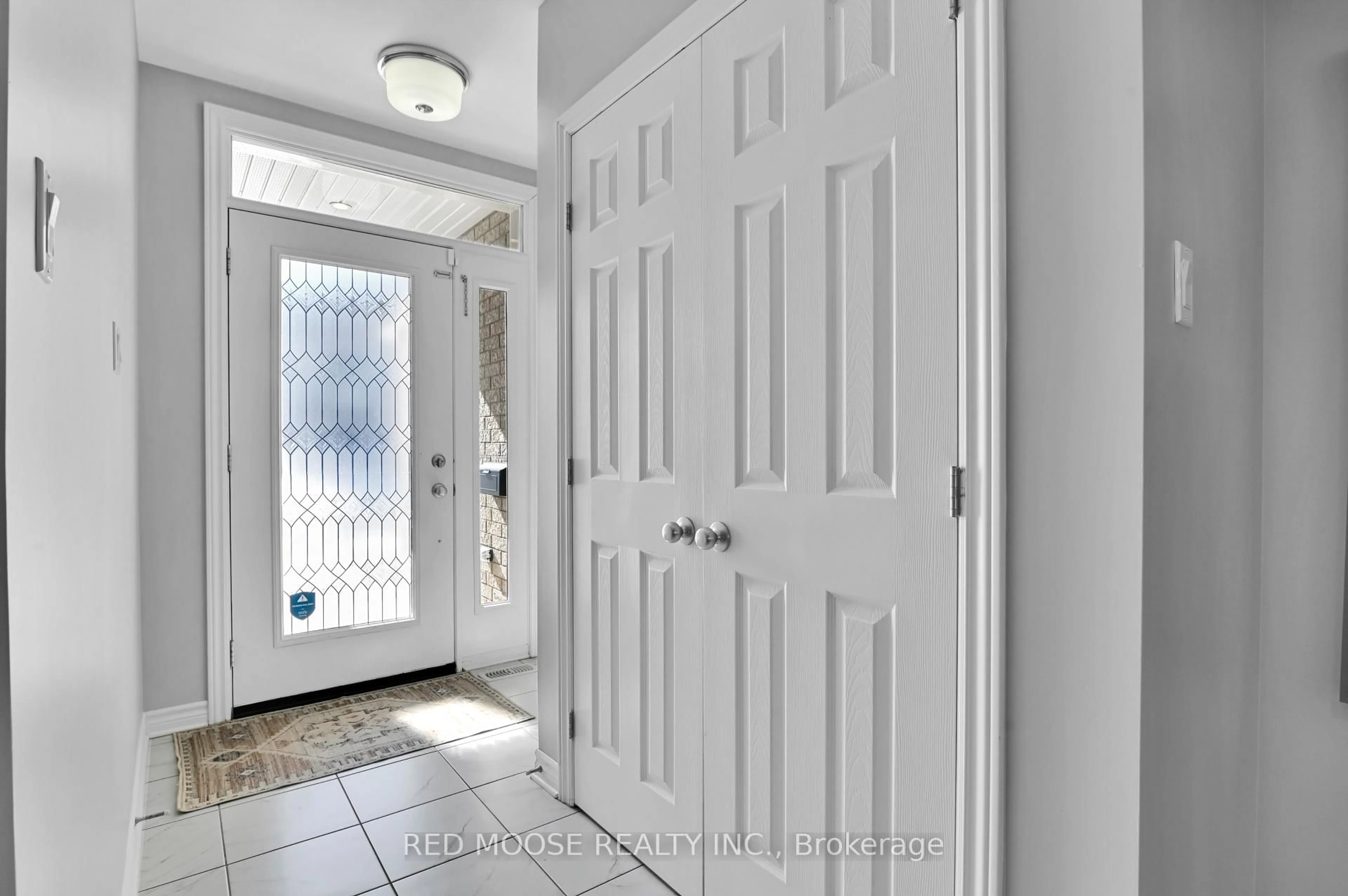 Indoor entryway for 730 Sora Way, Ottawa Ontario K1T 0R3