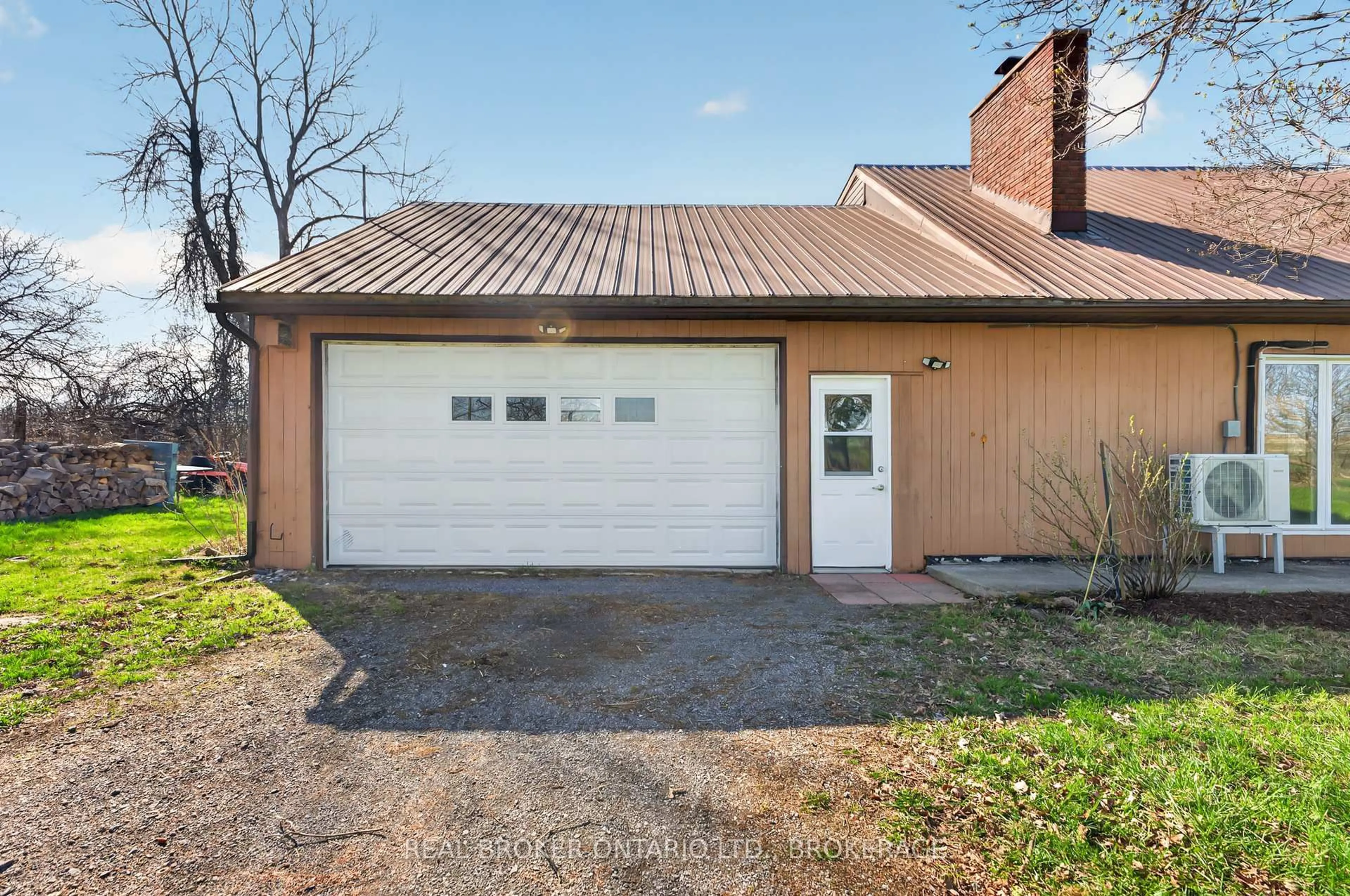Indoor garage for 2268 Mcintyre Rd, Bath Ontario K0H 1G0