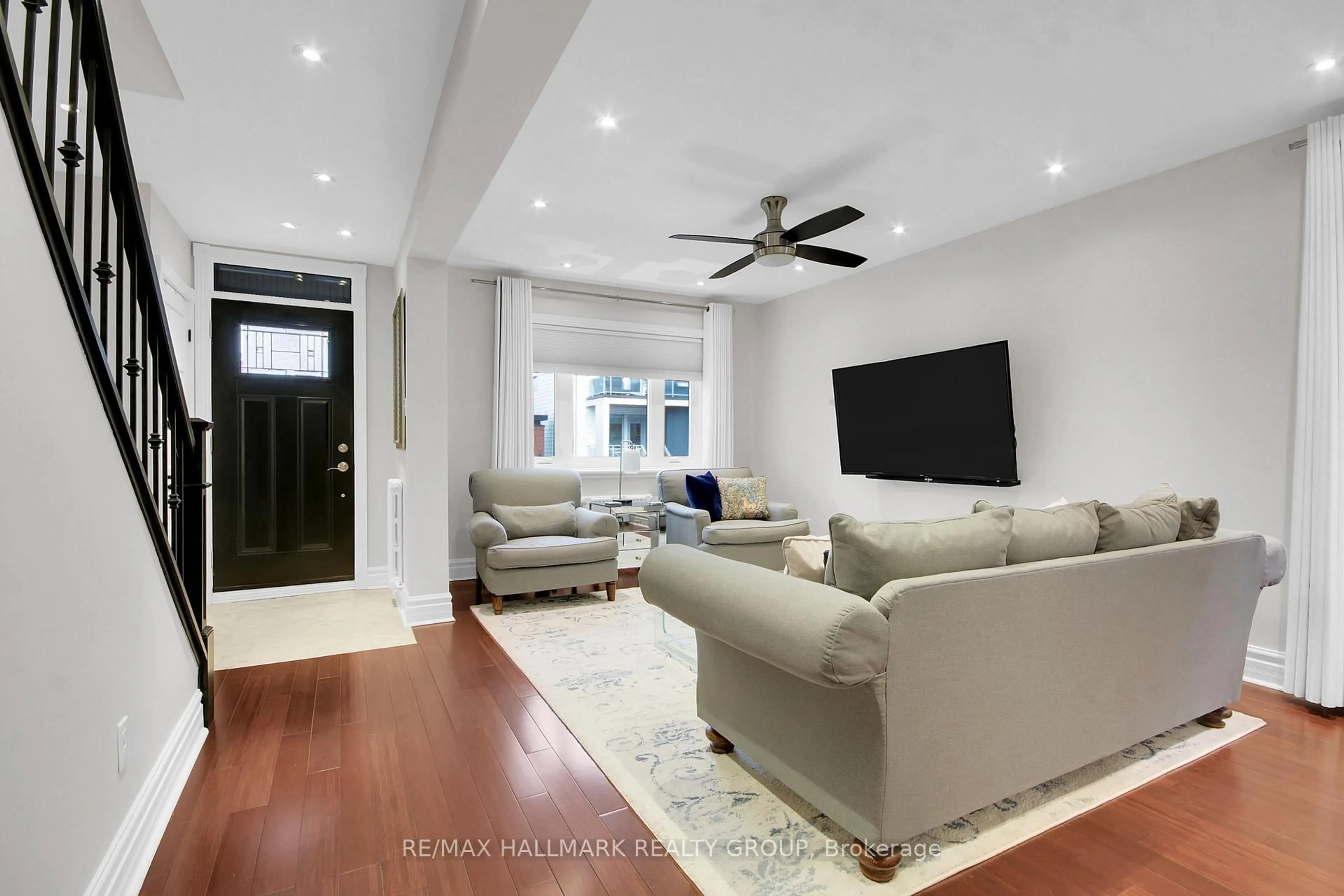 Living room with furniture, unknown for 24 Morris St, Ottawa Ontario K1S 4A7