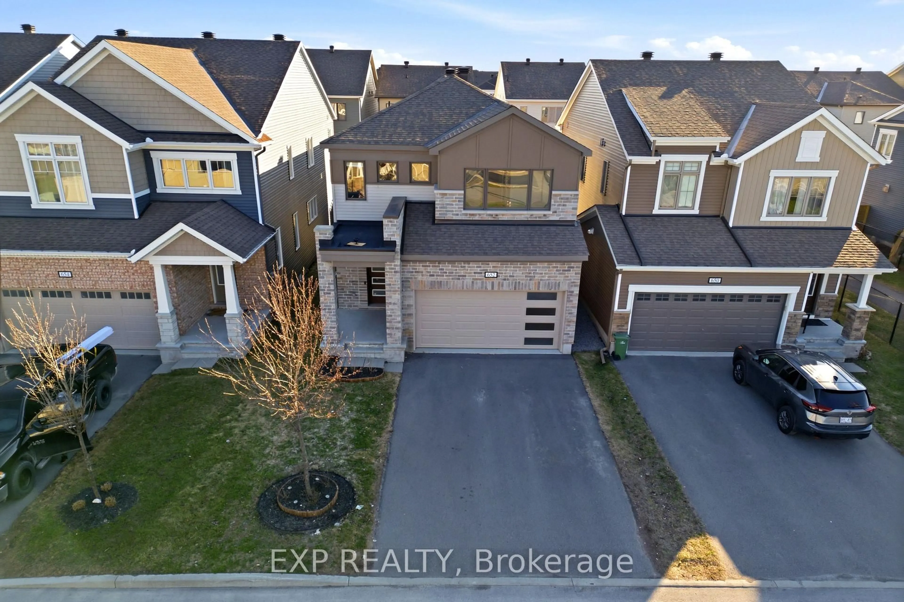 A pic from outside/outdoor area/front of a property/back of a property/a pic from drone, street for 652 Continental Ave, Ottawa Ontario K2V 0R1