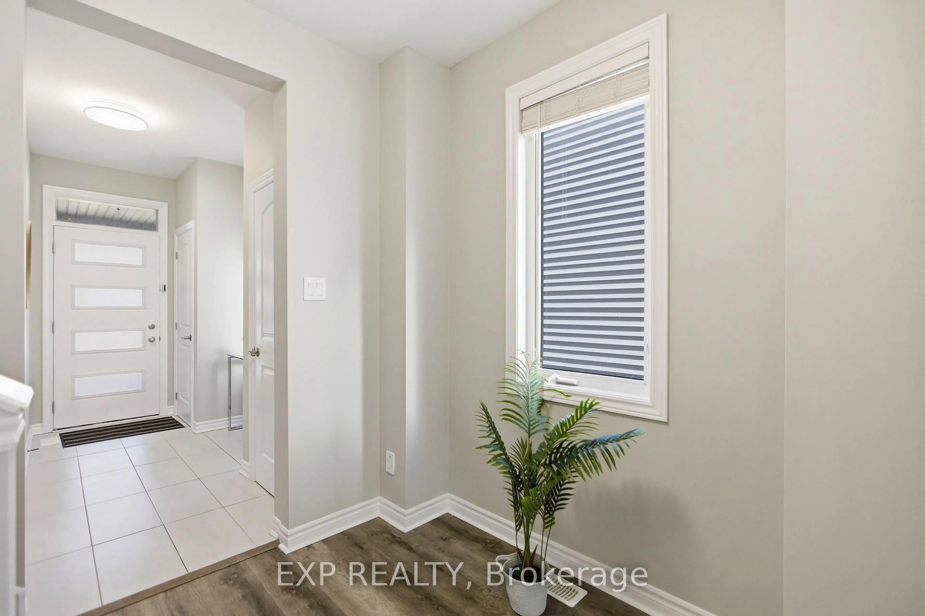 Indoor entryway for 652 Continental Ave, Ottawa Ontario K2V 0R1