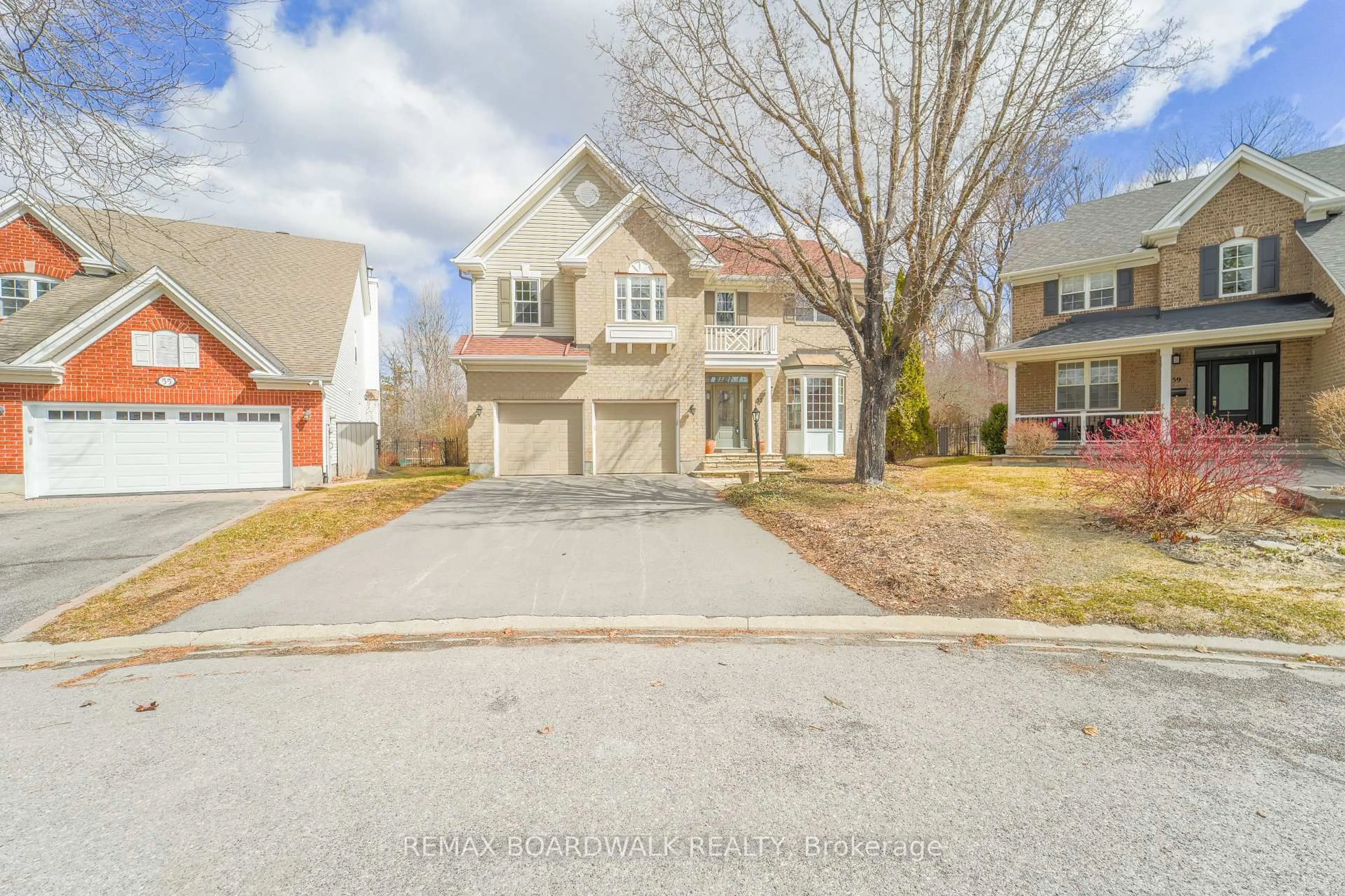 A pic from outside/outdoor area/front of a property/back of a property/a pic from drone, street for 57 Mattawa Cres, Ottawa Ontario K2M 2E8