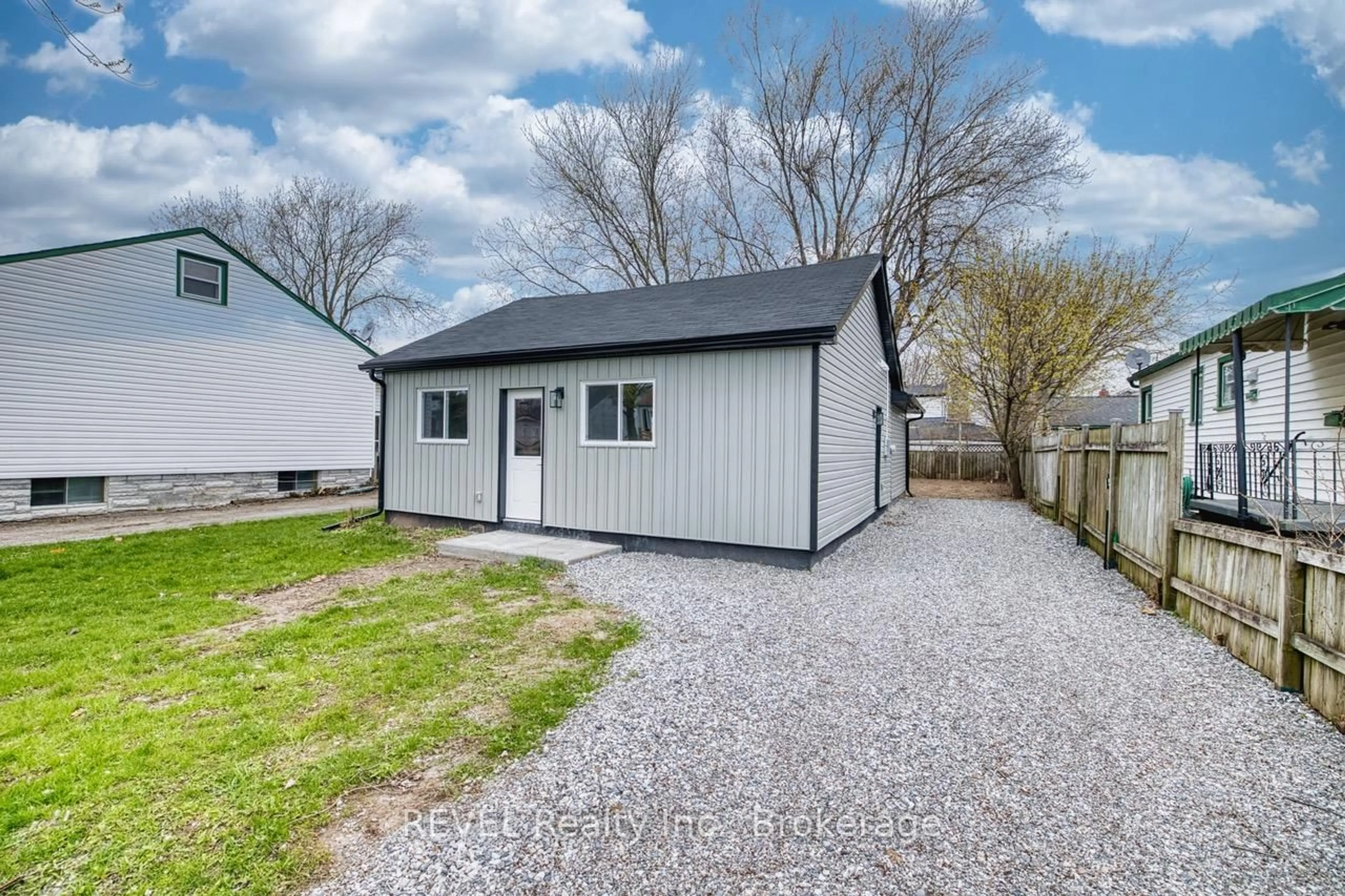 Shed for 406 Hennepin Ave, Welland Ontario L3B 4T5