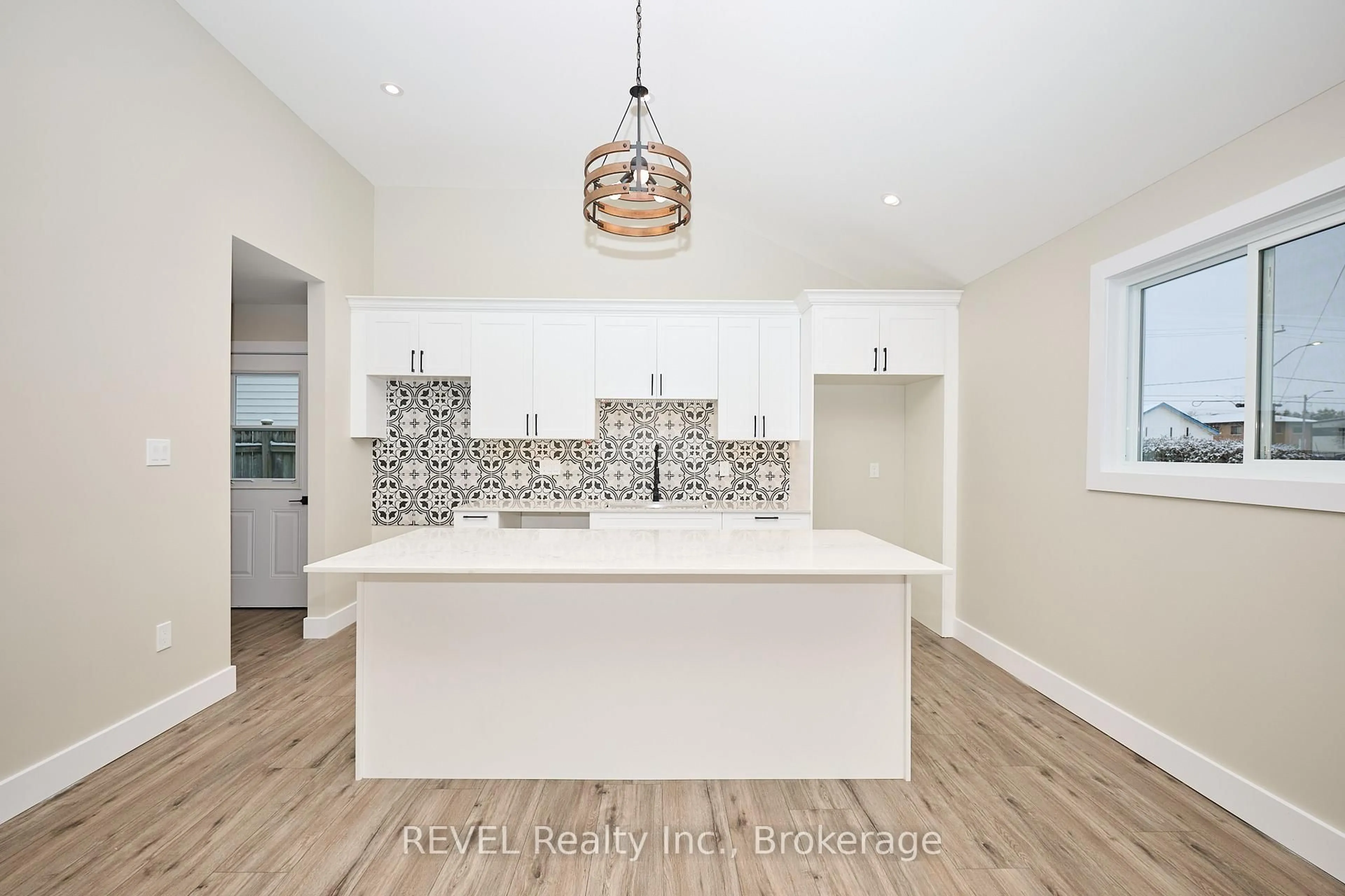 Open concept kitchen, unknown for 406 Hennepin Ave, Welland Ontario L3B 4T5