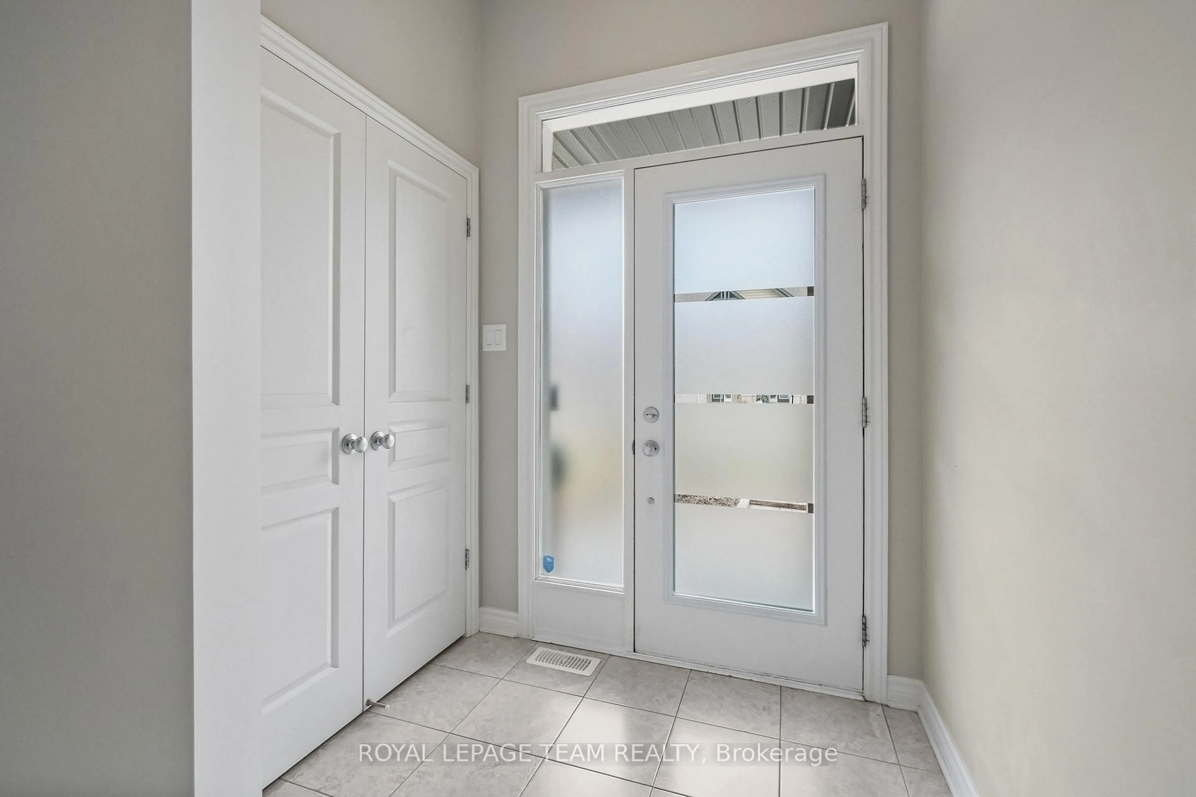 Indoor entryway for 534 STARGAZER Cres, Ottawa Ontario K4M 0H2