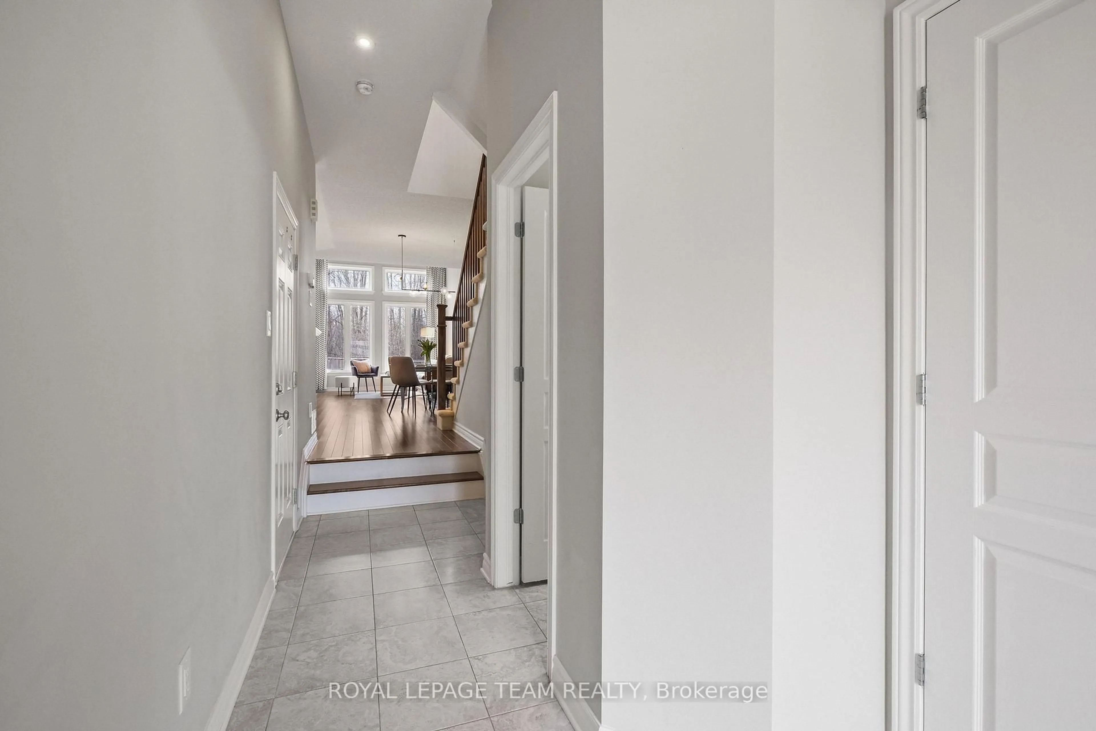 Indoor entryway for 534 STARGAZER Cres, Ottawa Ontario K4M 0H2