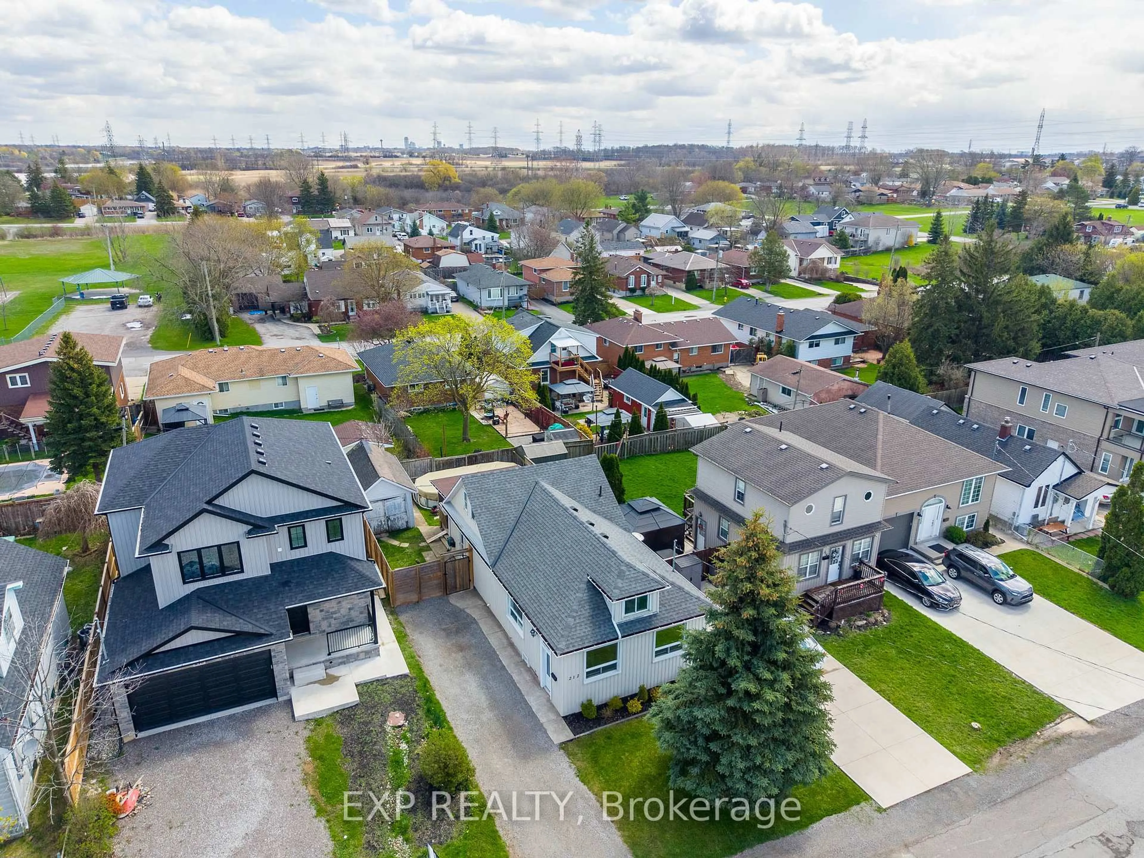 A pic from outside/outdoor area/front of a property/back of a property/a pic from drone, street for 212 Morton St, Thorold Ontario L2V 1C7