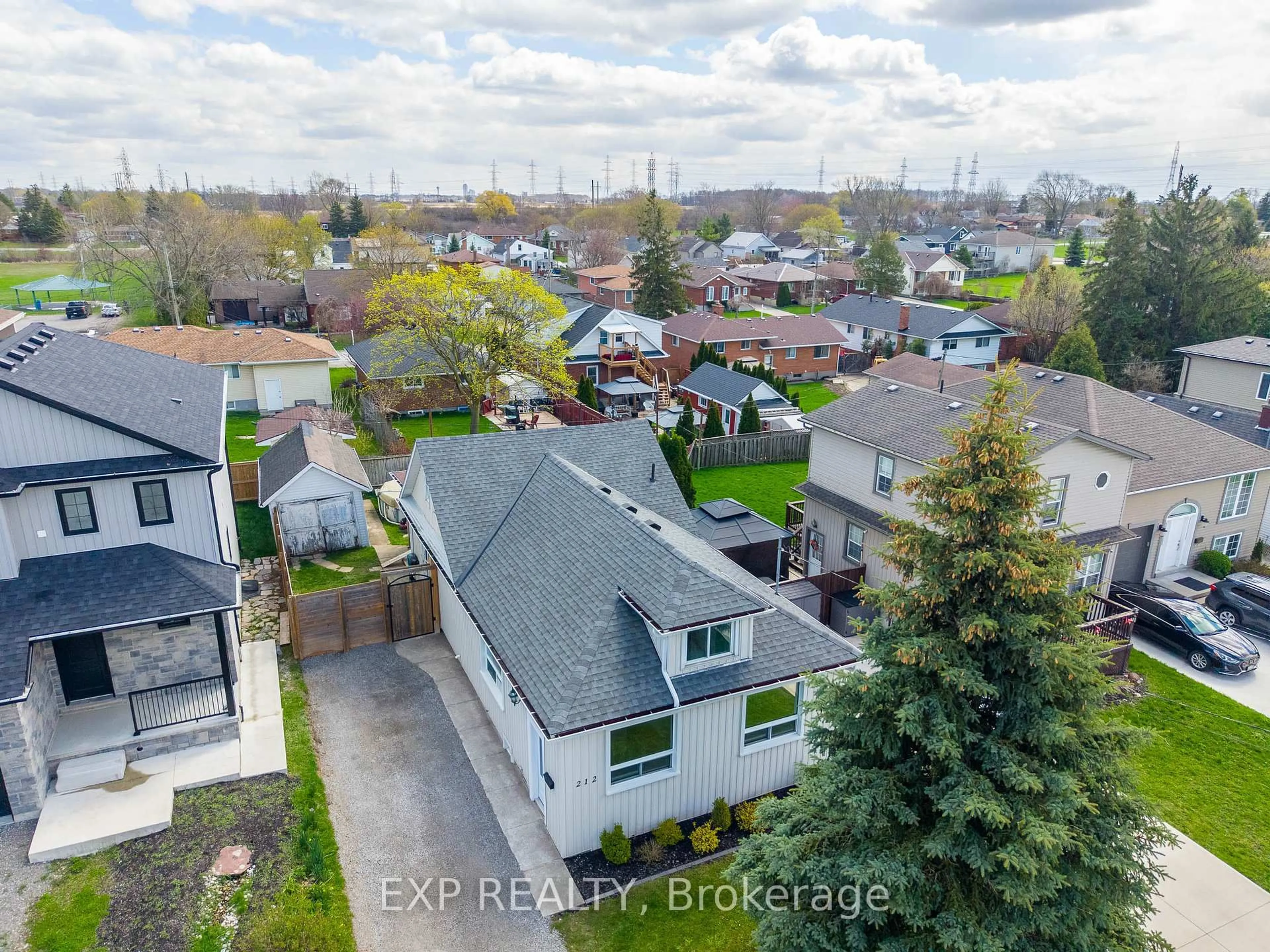 A pic from outside/outdoor area/front of a property/back of a property/a pic from drone, city buildings view from balcony for 212 Morton St, Thorold Ontario L2V 1C7
