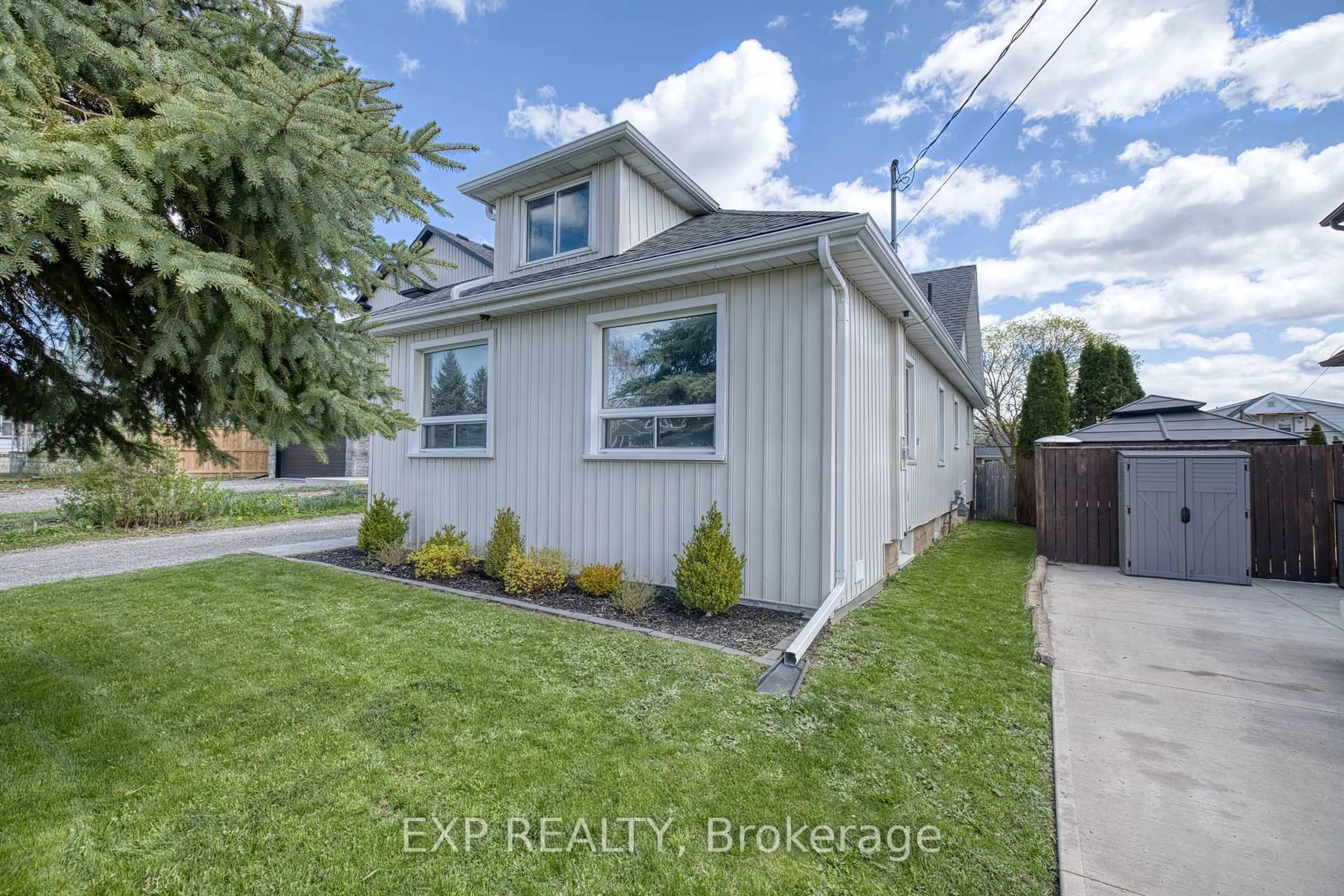 Home with vinyl exterior material, street for 212 Morton St, Thorold Ontario L2V 1C7