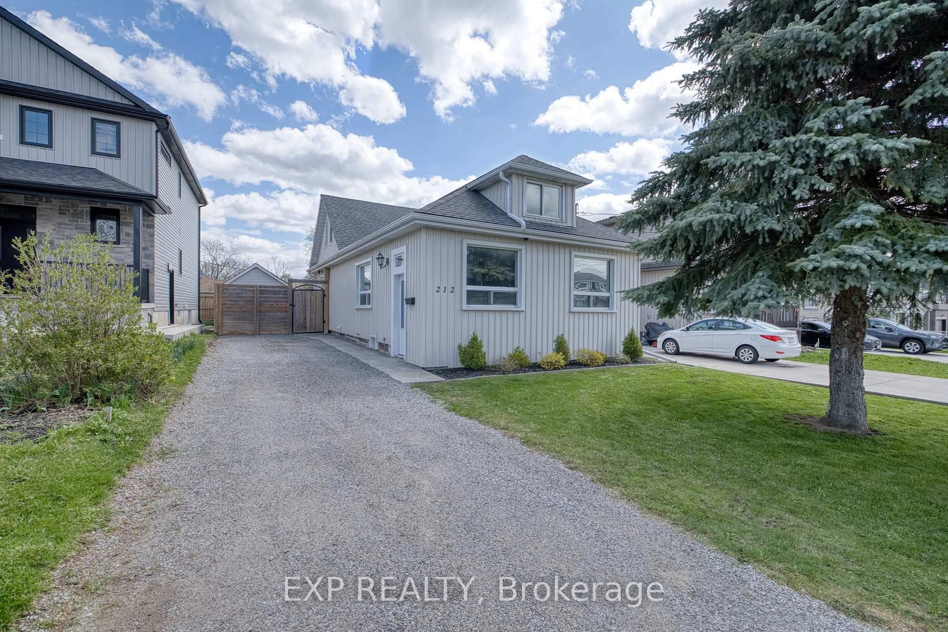 A pic from outside/outdoor area/front of a property/back of a property/a pic from drone, street for 212 Morton St, Thorold Ontario L2V 1C7