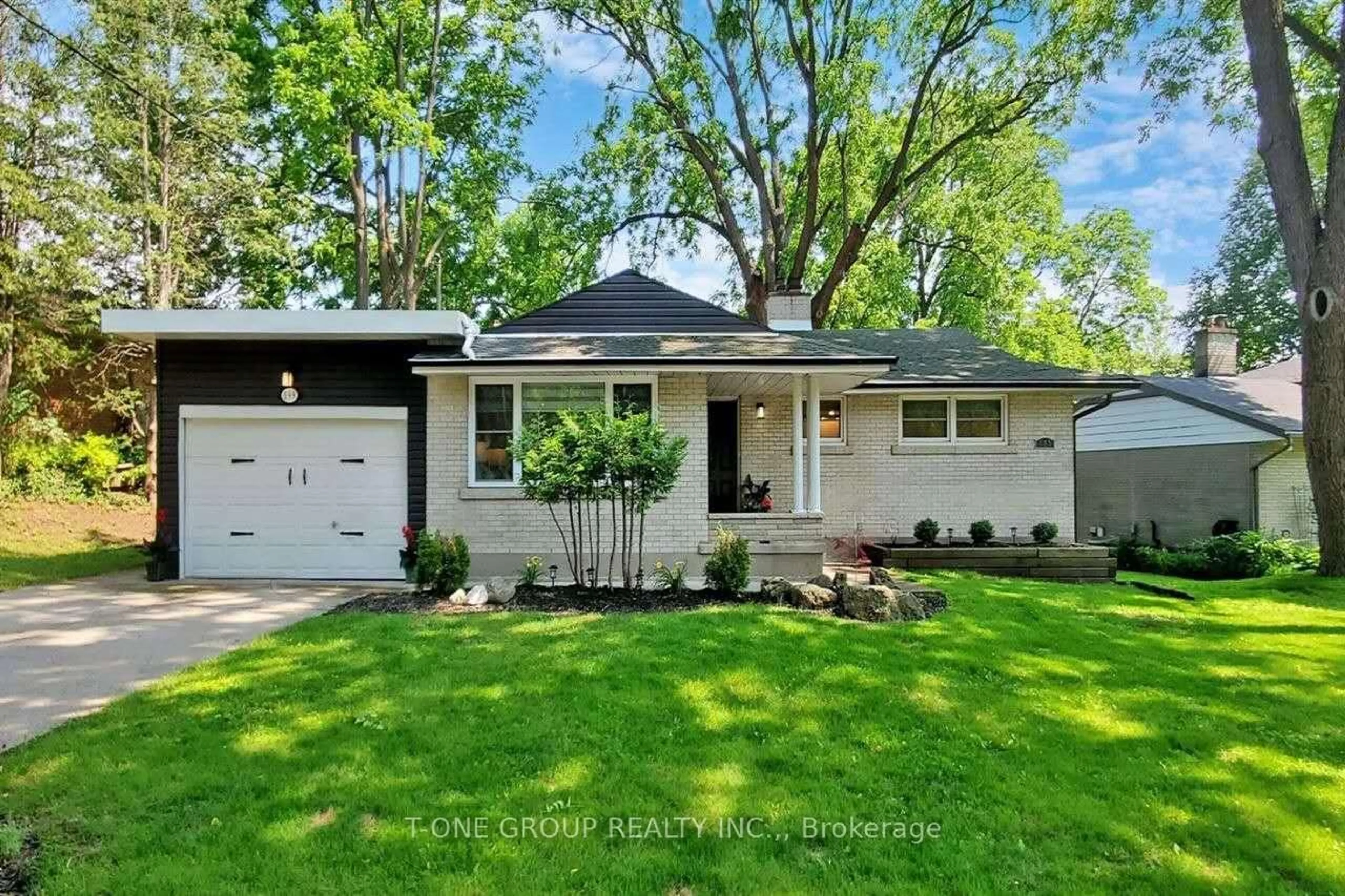 Home with vinyl exterior material, street for 199 Vermont St, Waterloo Ontario N2J 2M9