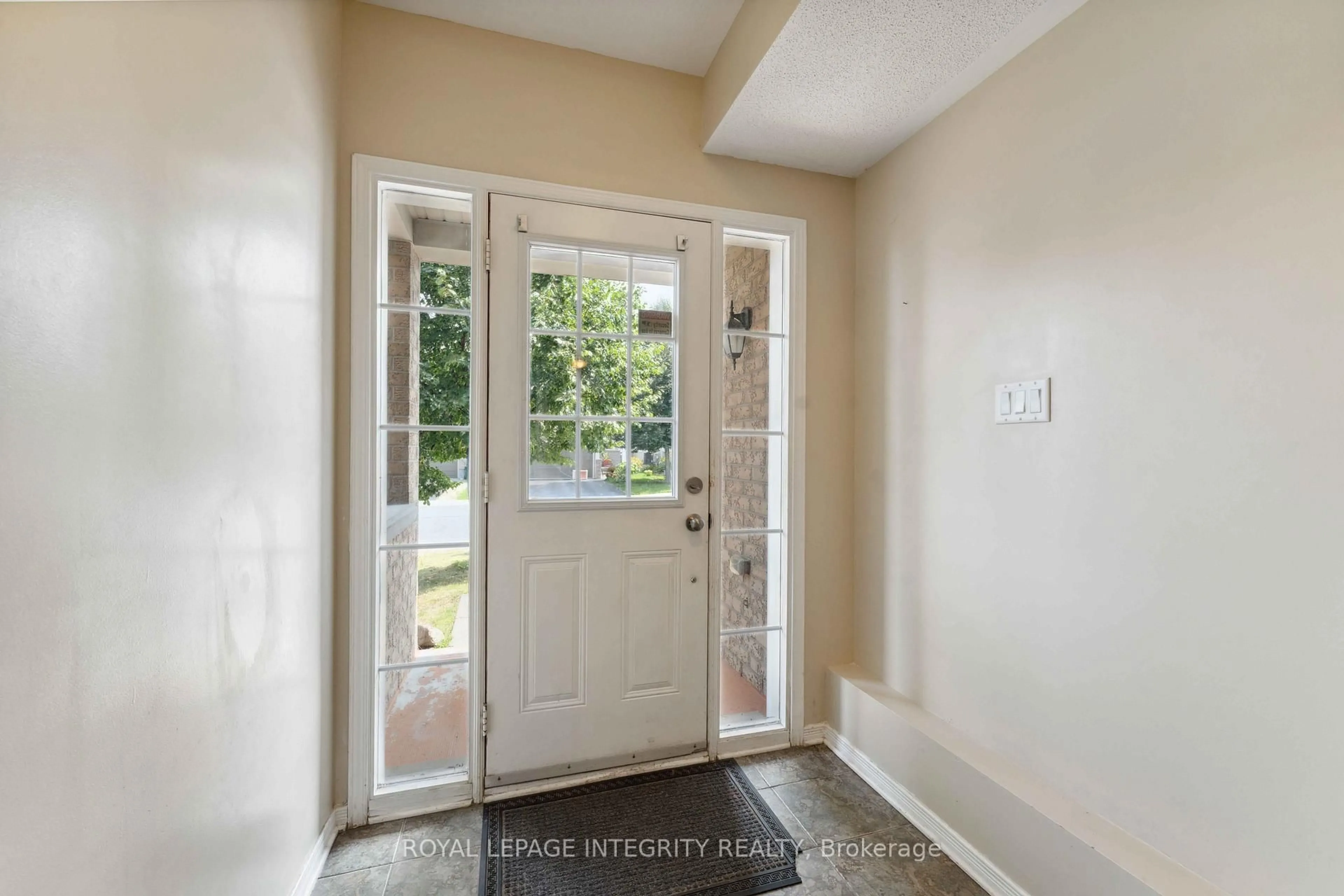 Indoor entryway for 215 Huntsville Dr, Ottawa Ontario K2T 0C7