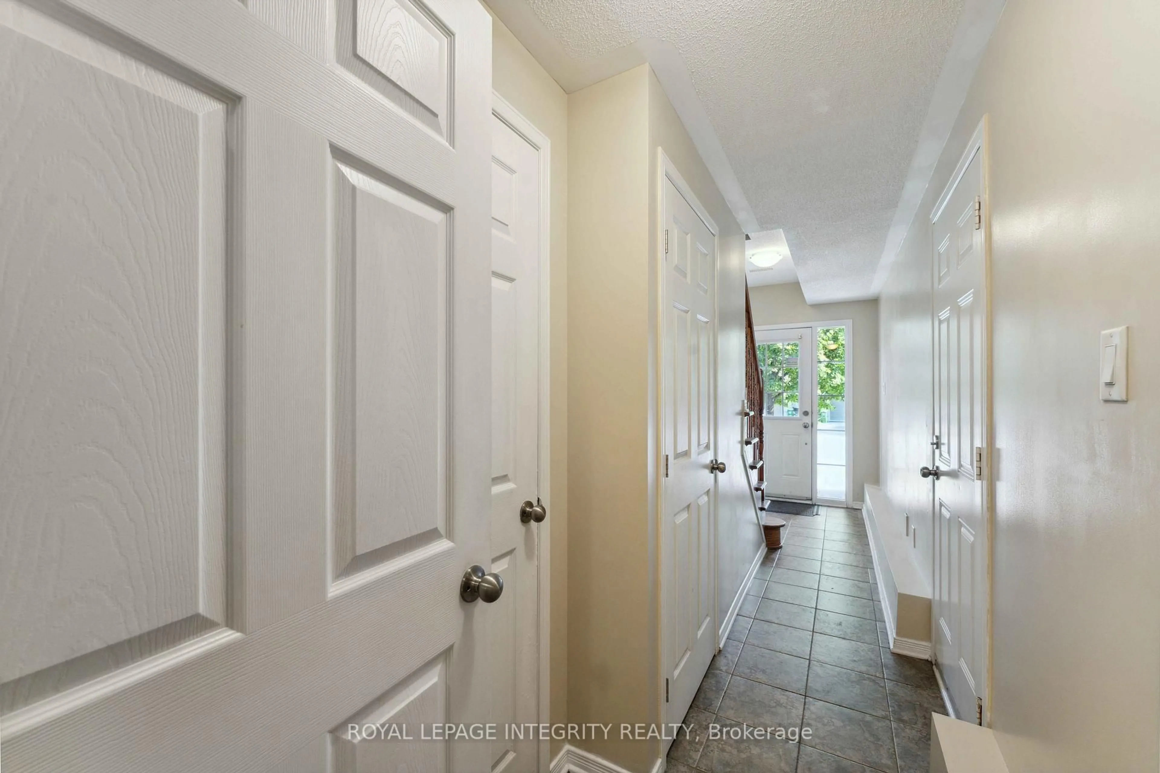 Indoor entryway for 215 Huntsville Dr, Ottawa Ontario K2T 0C7