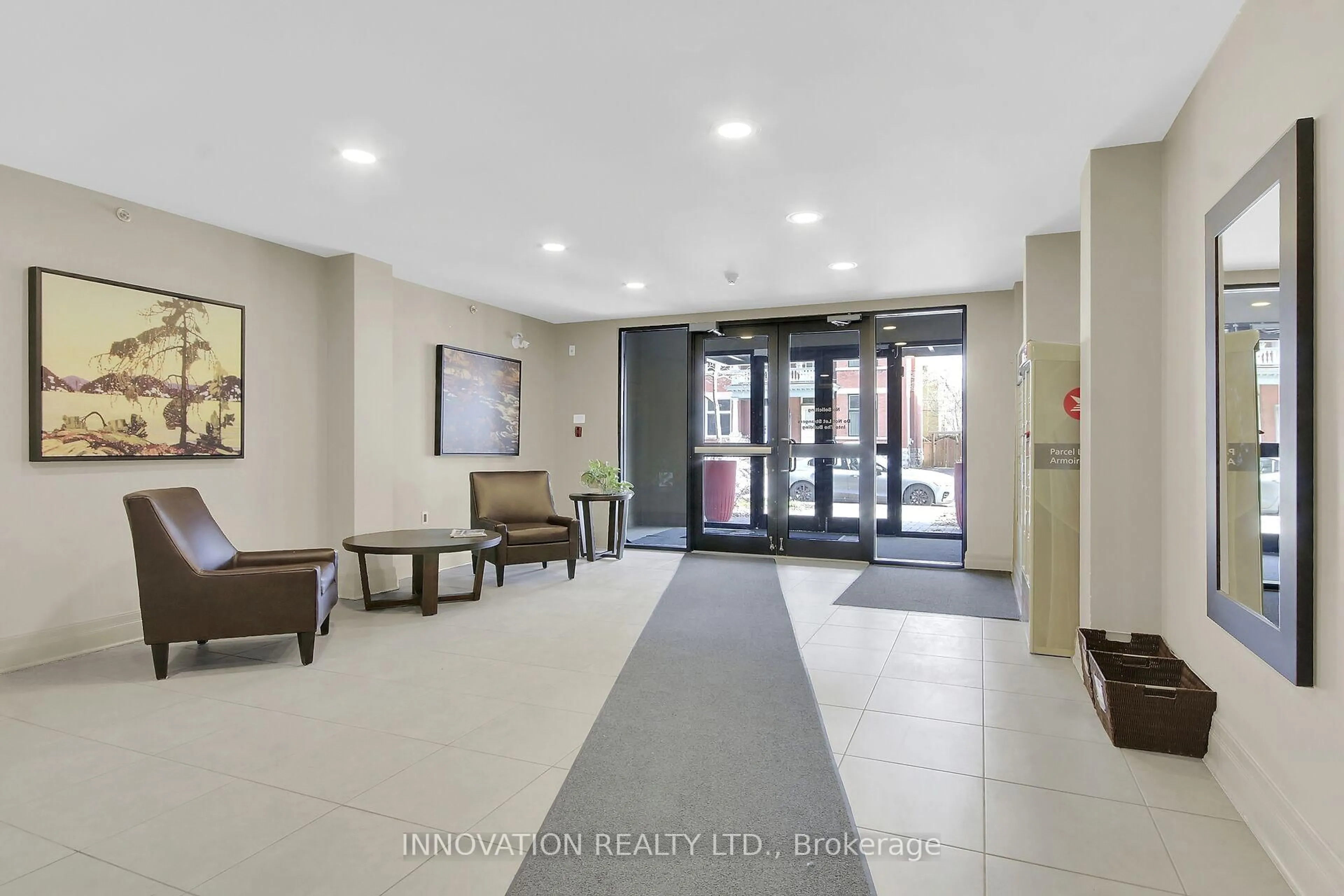 Indoor foyer for 457 Mcleod St #104, Ottawa Ontario K1R 5P5