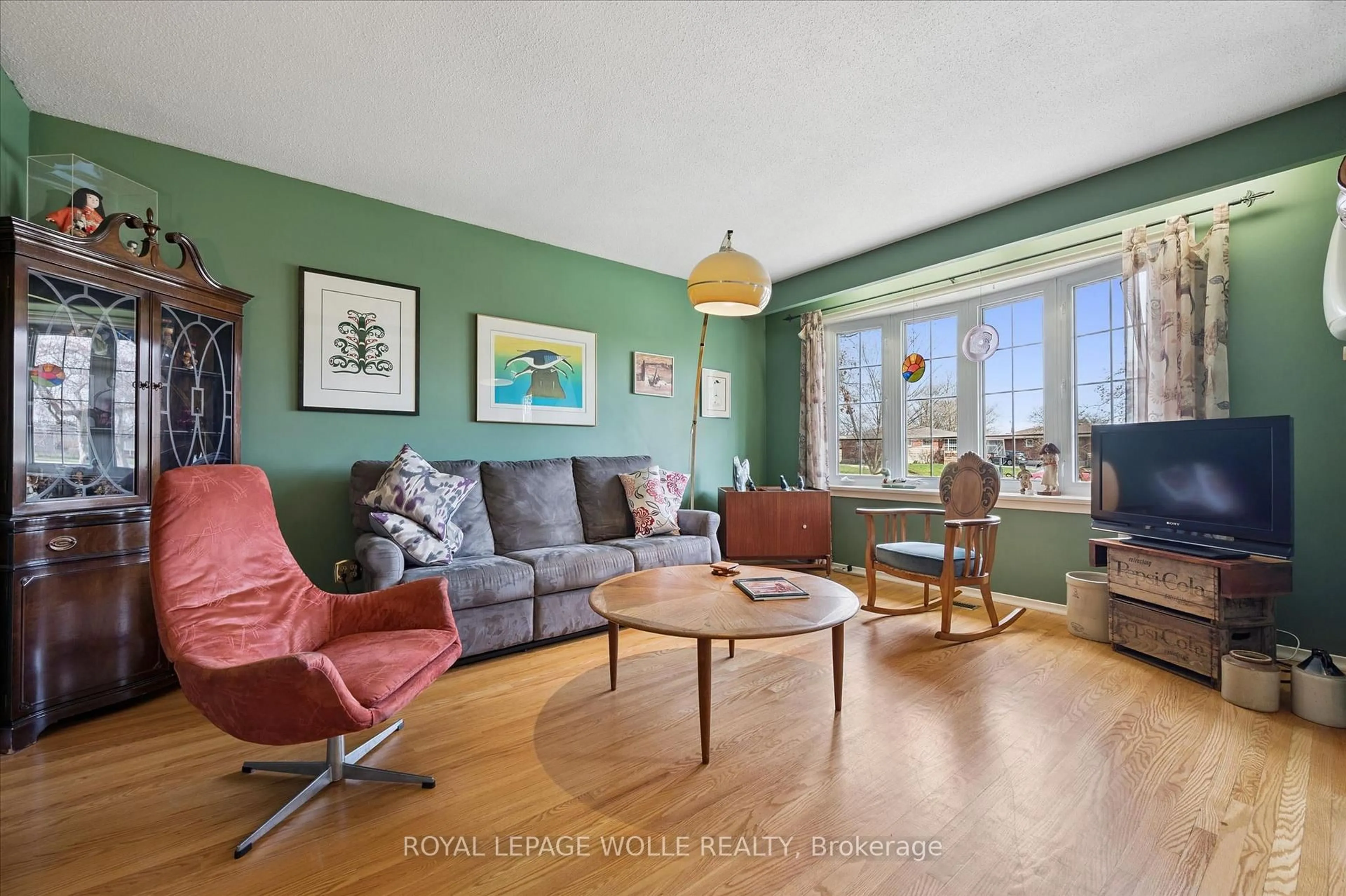 Living room with furniture, unknown for 26 Parkhill Crt, Kitchener Ontario N2C 2C4