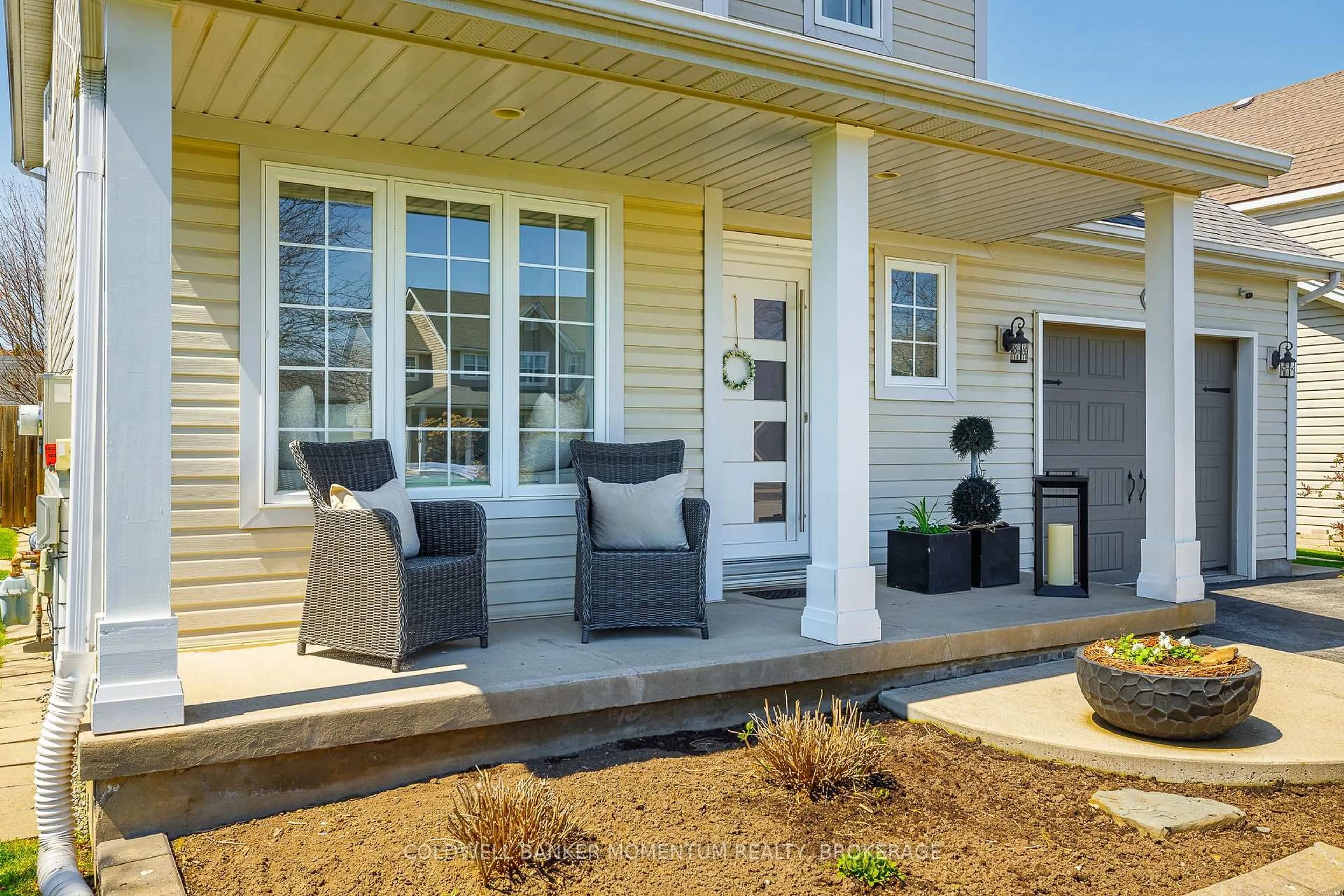 Home with vinyl exterior material, street for 32 Annmarie Dr, Niagara-on-the-Lake Ontario L0S 1T0