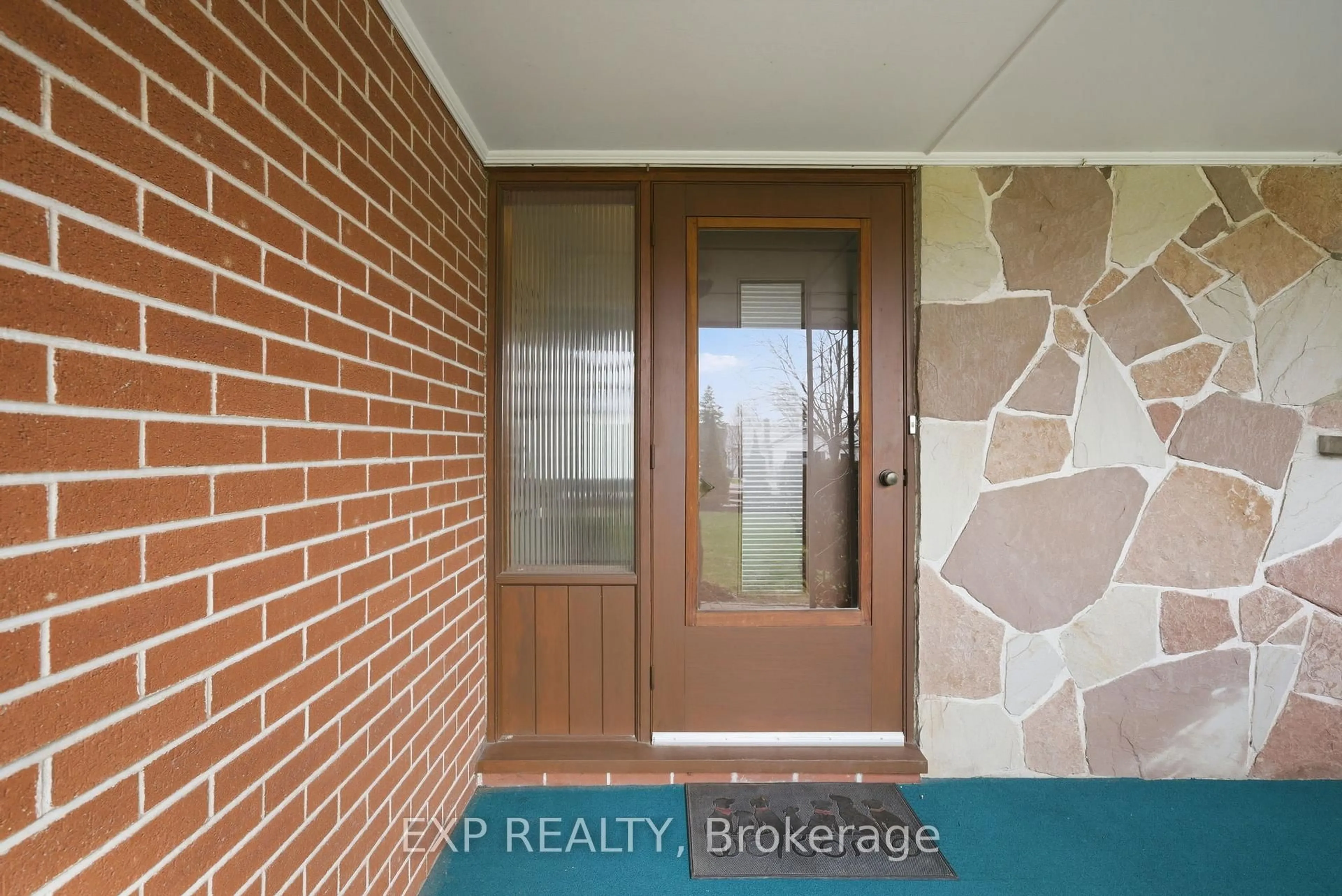 Indoor entryway for 20 Roosevelt St, Kawartha Lakes Ontario K9V 2X7