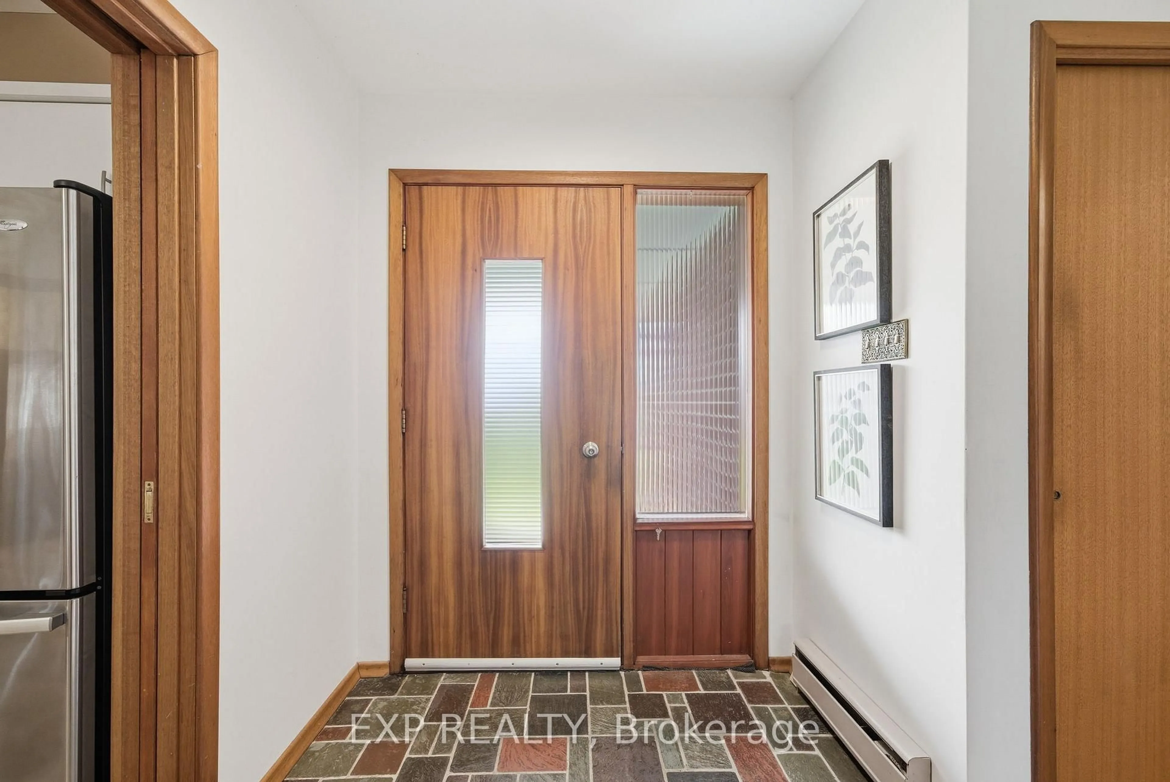 Indoor entryway for 20 Roosevelt St, Kawartha Lakes Ontario K9V 2X7