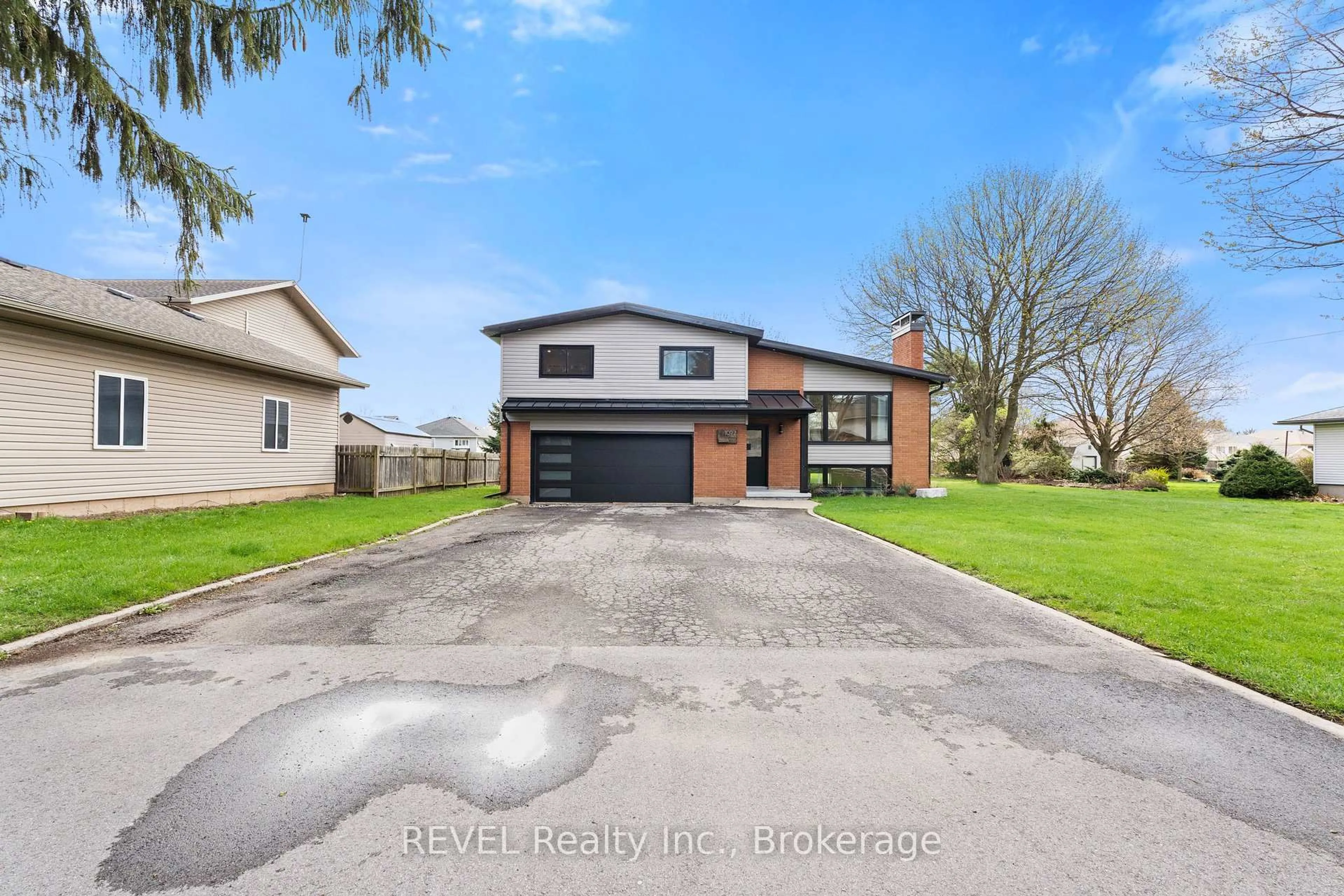 A pic from outside/outdoor area/front of a property/back of a property/a pic from drone, street for 1097 Pelham St, Pelham Ontario L3C 3E4