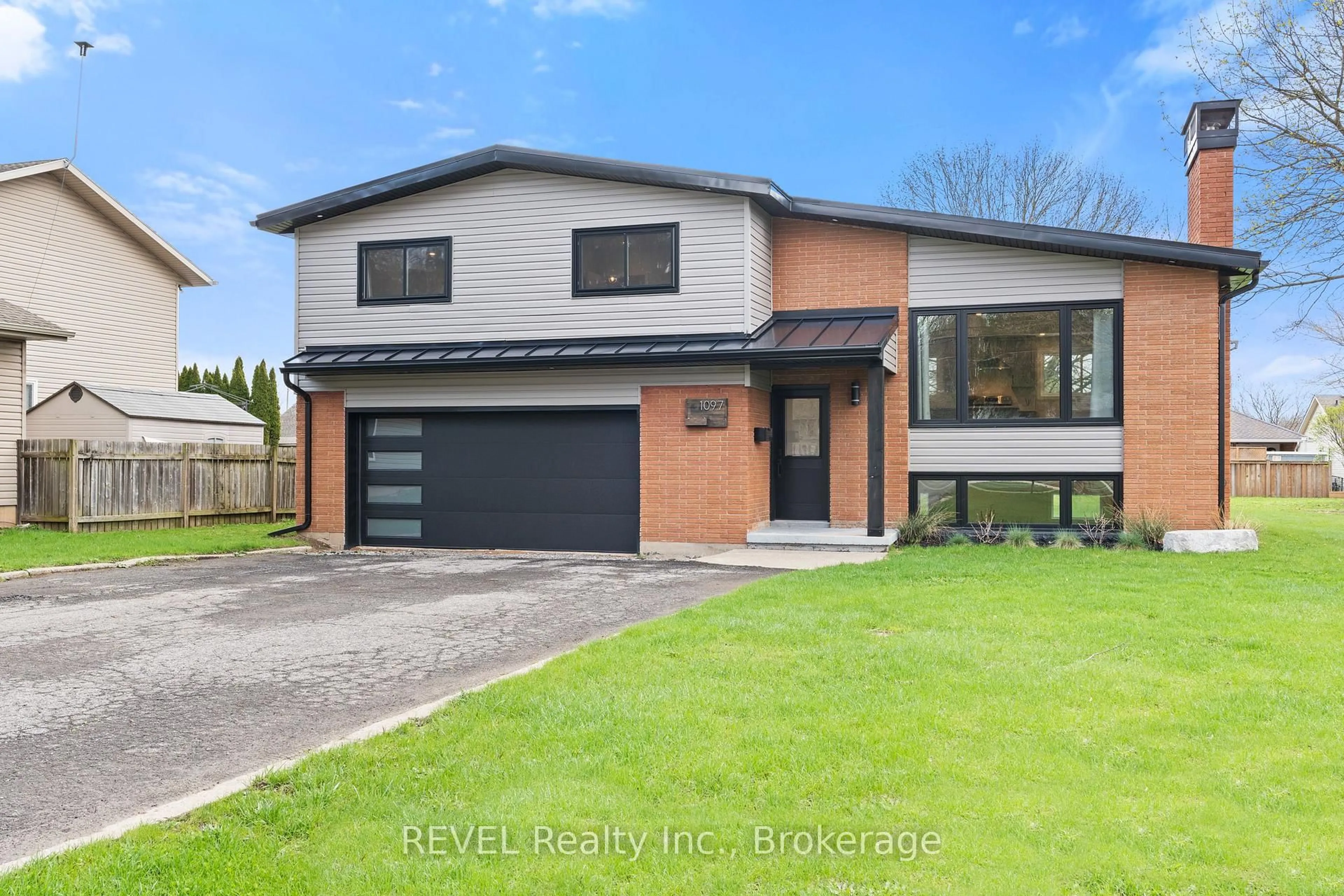 Home with brick exterior material, street for 1097 Pelham St, Pelham Ontario L3C 3E4