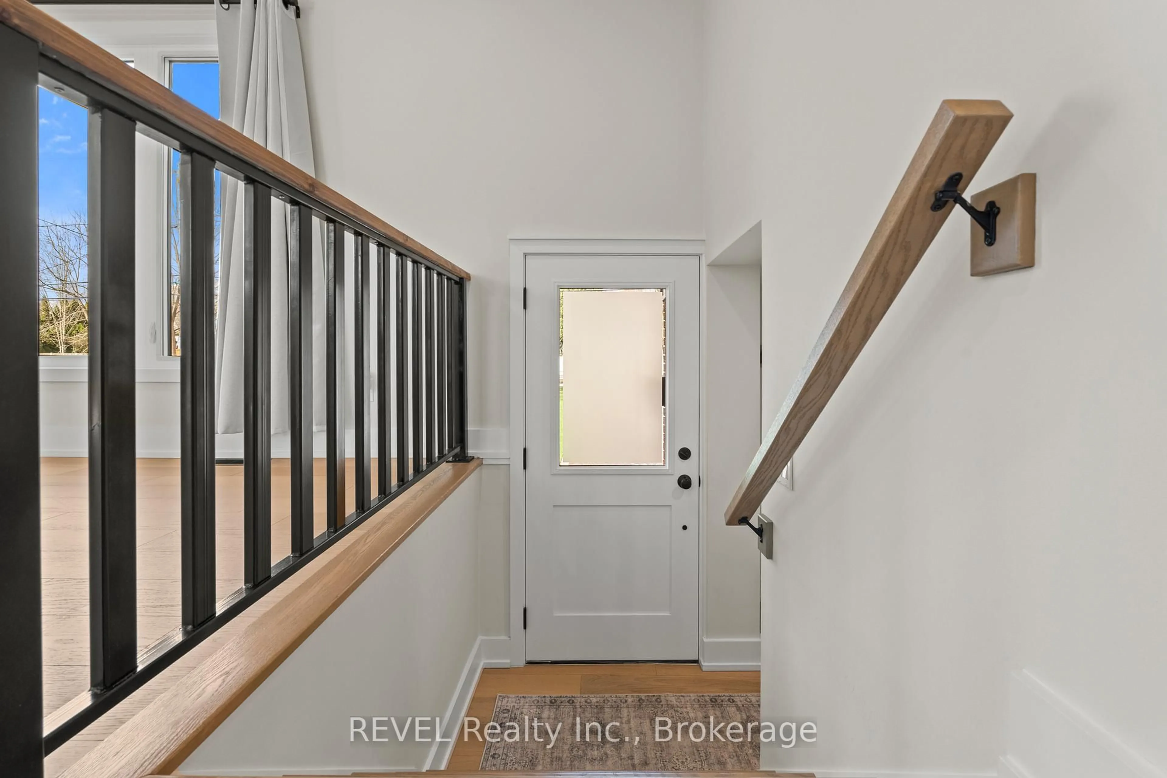 Indoor entryway for 1097 Pelham St, Pelham Ontario L3C 3E4
