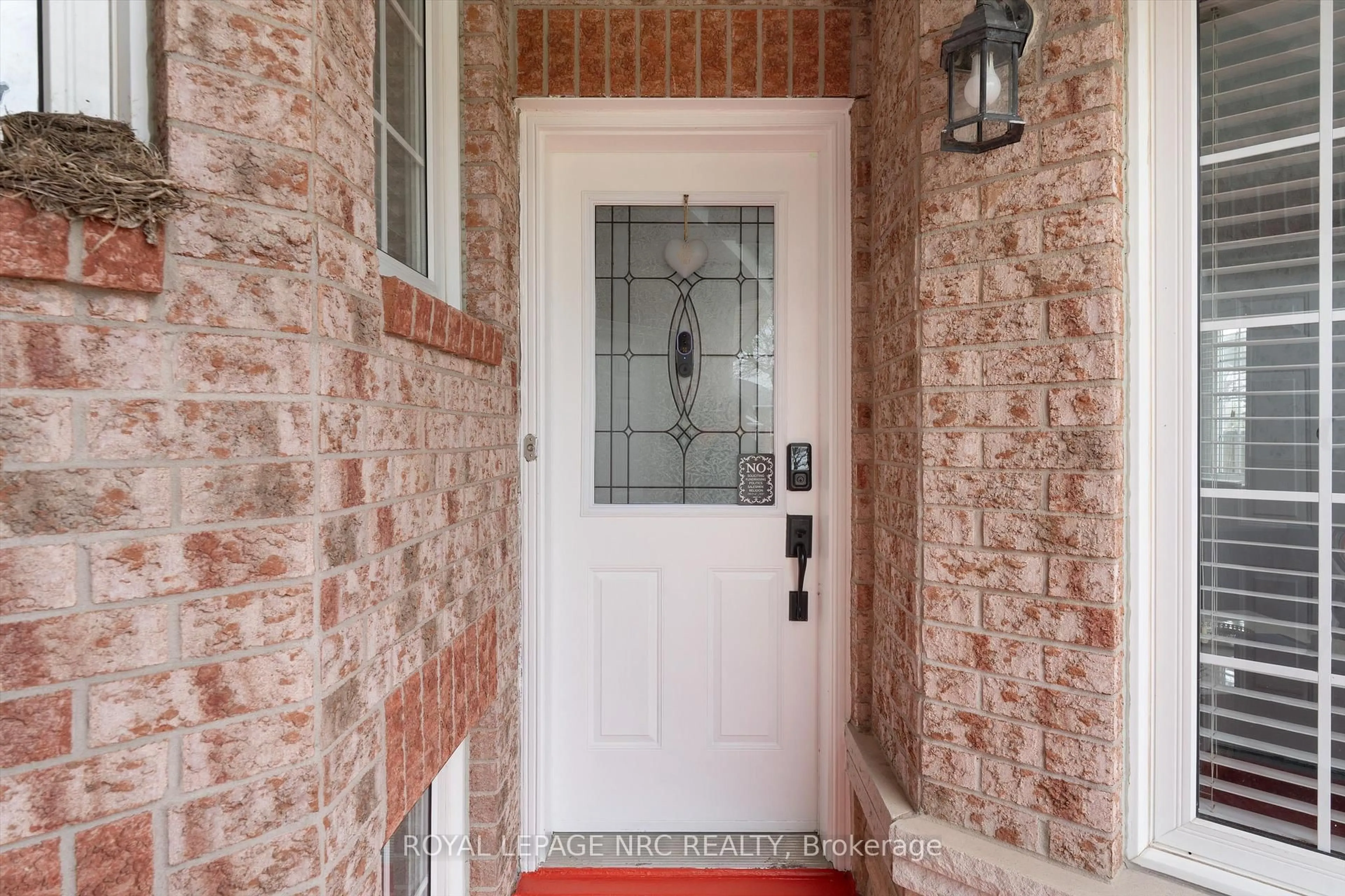 Indoor entryway for 147 St. Lawrence Dr, Welland Ontario L3C 7H6