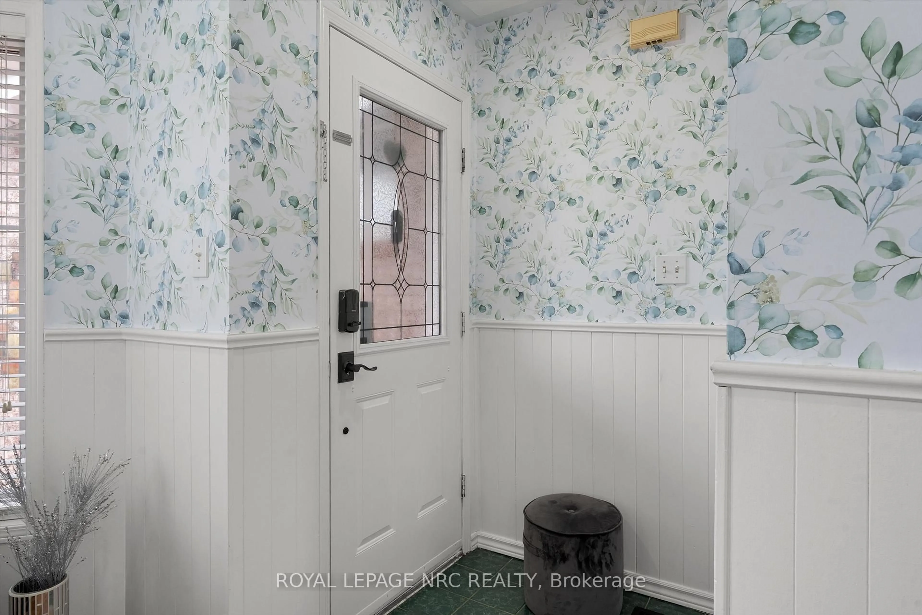 Indoor entryway for 147 St. Lawrence Dr, Welland Ontario L3C 7H6