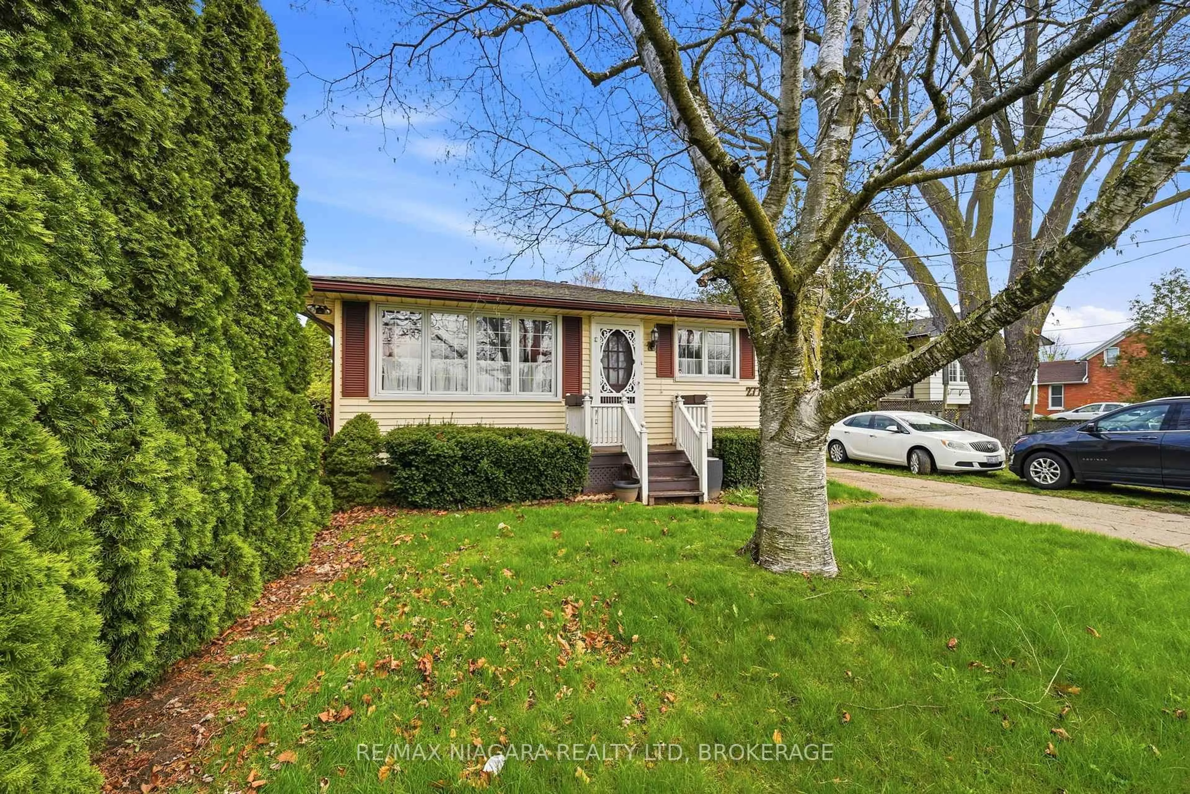 Home with vinyl exterior material, street for 277 Lakeshore Rd, St. Catharines Ontario L2M 1R9