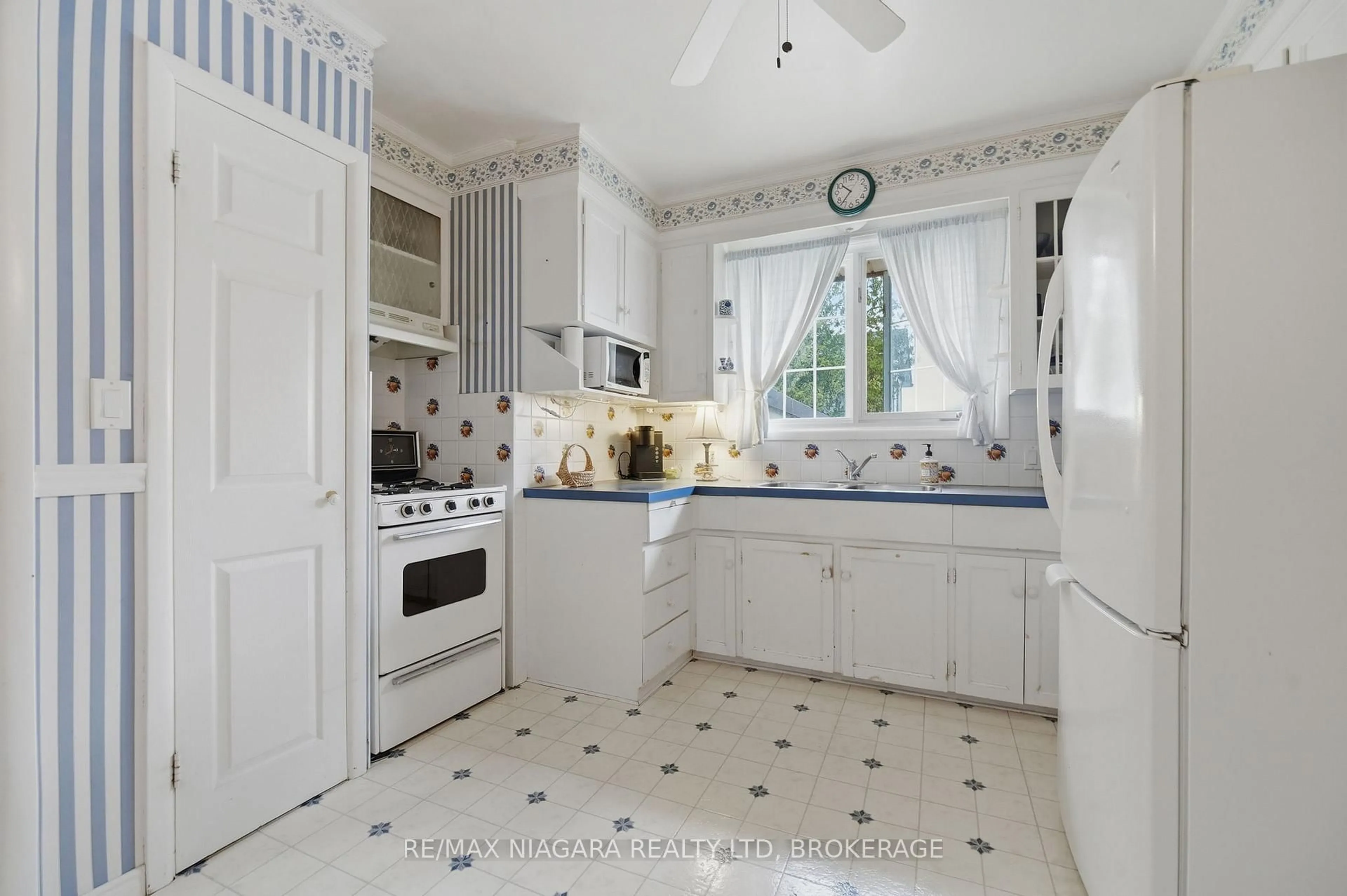 Unknown for 277 Lakeshore Rd, St. Catharines Ontario L2M 1R9