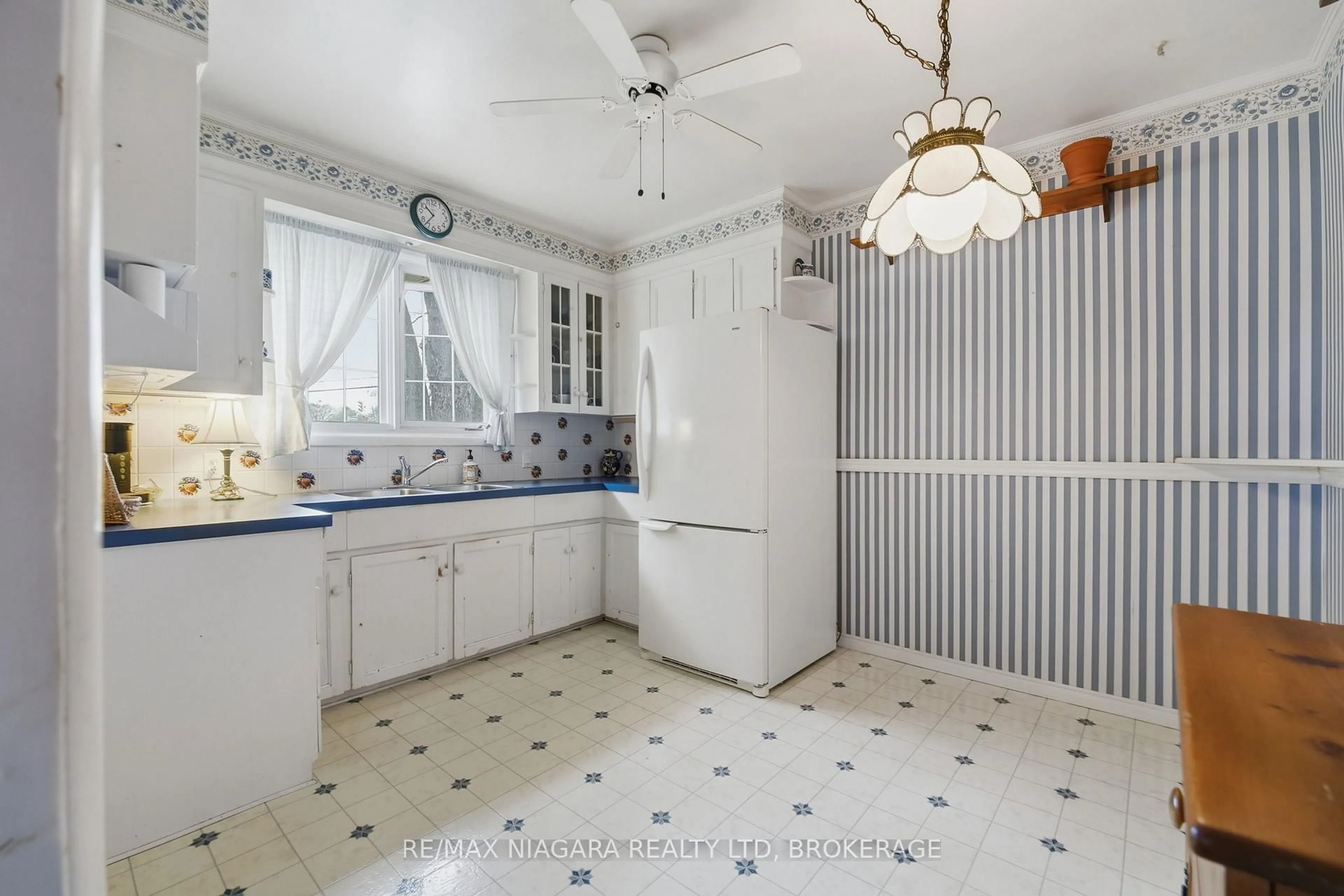 Unknown for 277 Lakeshore Rd, St. Catharines Ontario L2M 1R9