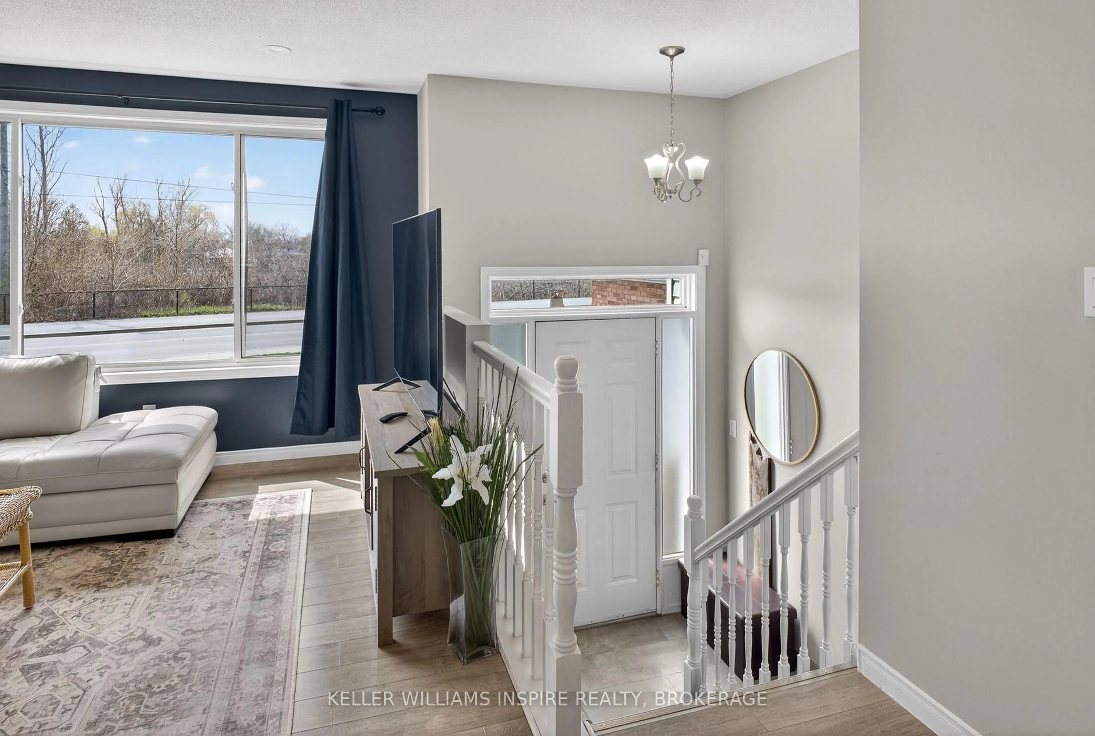 Indoor entryway for 120 North Murray St, Quinte West Ontario K8V 6R2