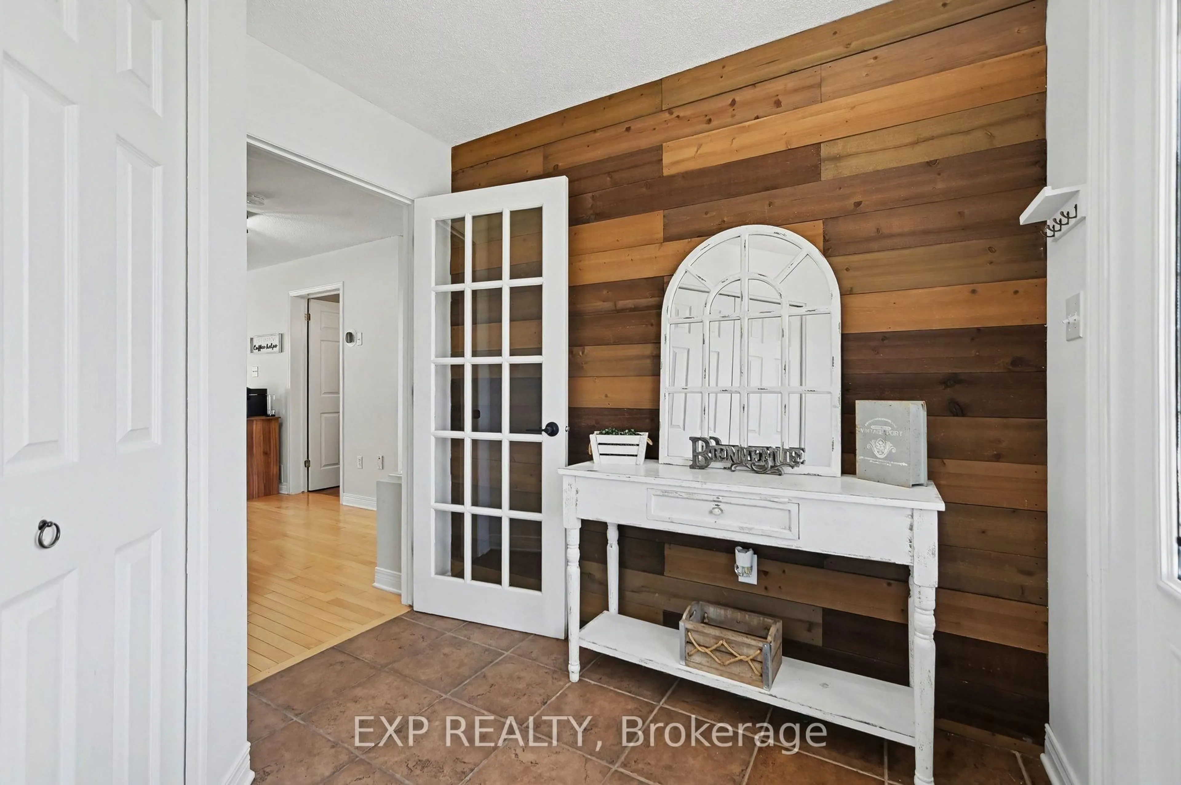 Indoor entryway for 212 Jasper Cres, Clarence-Rockland Ontario K4K 0A3