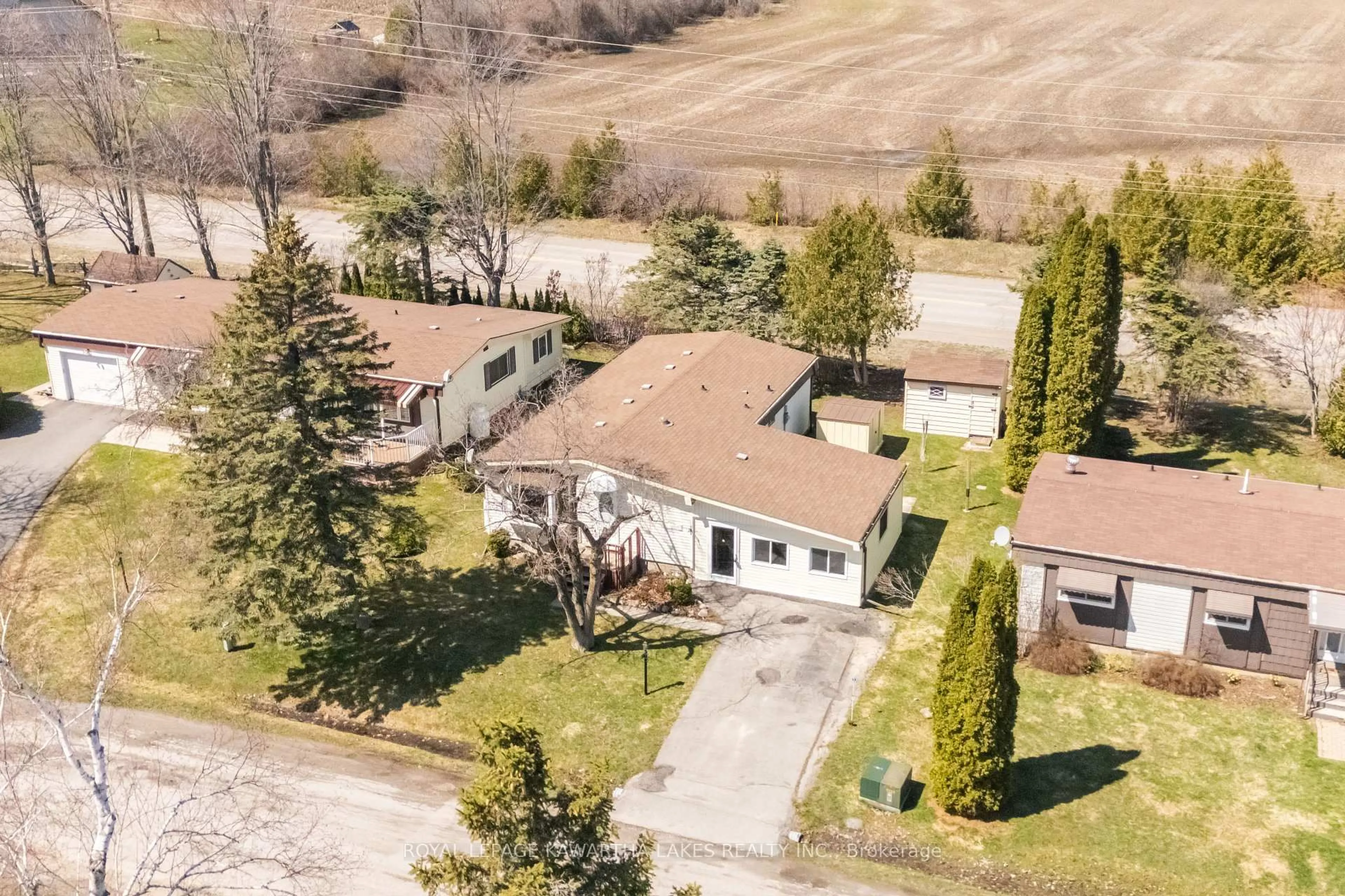 A pic from outside/outdoor area/front of a property/back of a property/a pic from drone, street for 6 Circle Dr, Kawartha Lakes Ontario K9V 0H7