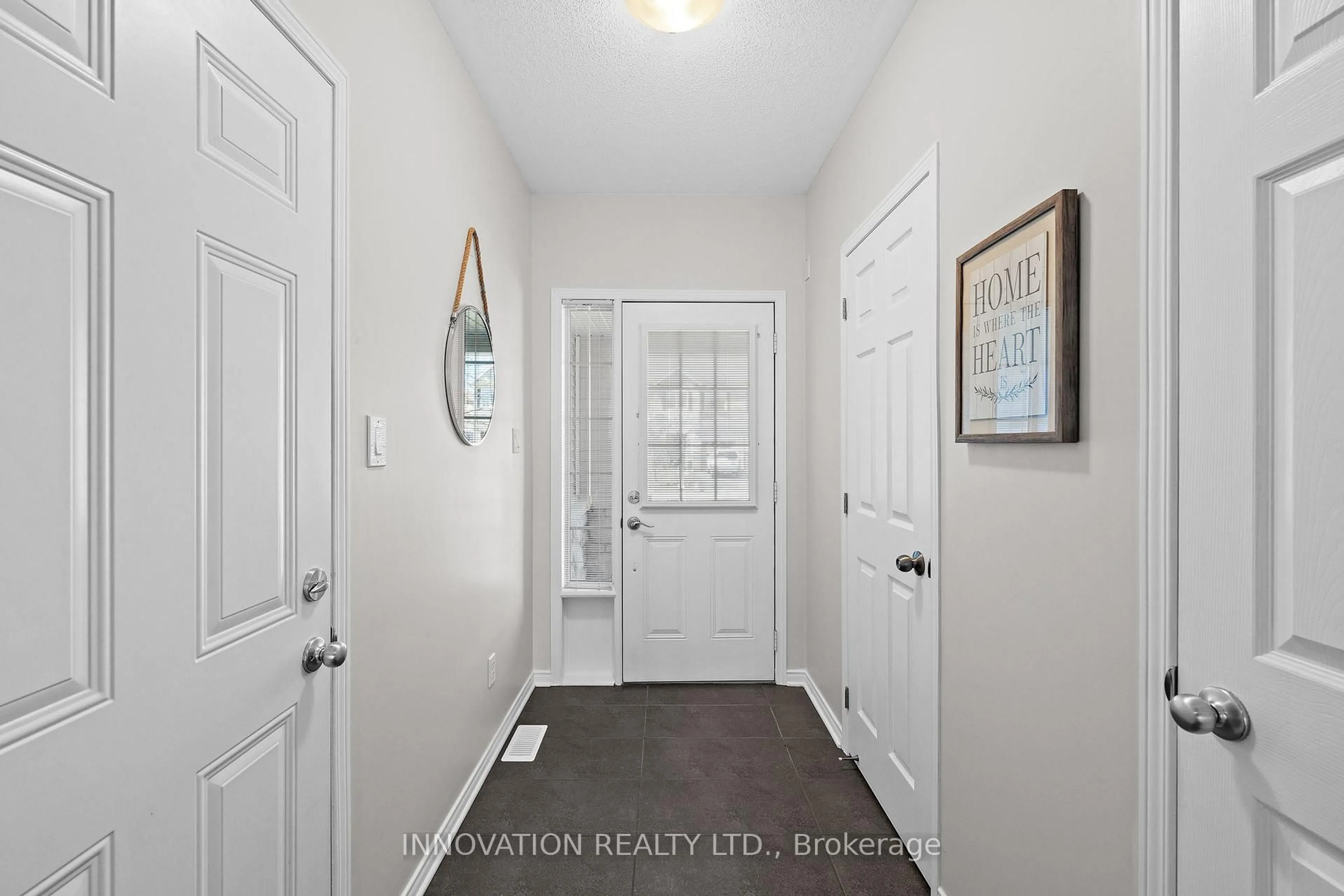 Indoor entryway for 2647 Half Moon Bay Rd, Ottawa Ontario K2J 0Z6