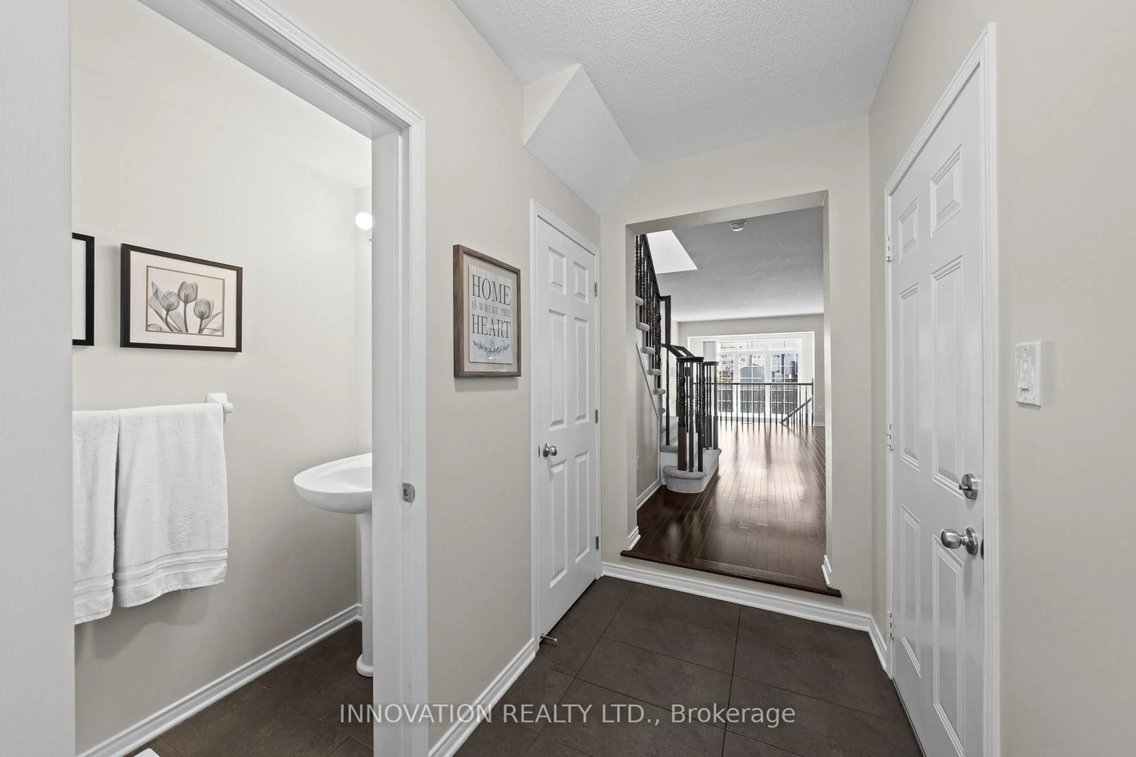 Indoor entryway for 2647 Half Moon Bay Rd, Ottawa Ontario K2J 0Z6