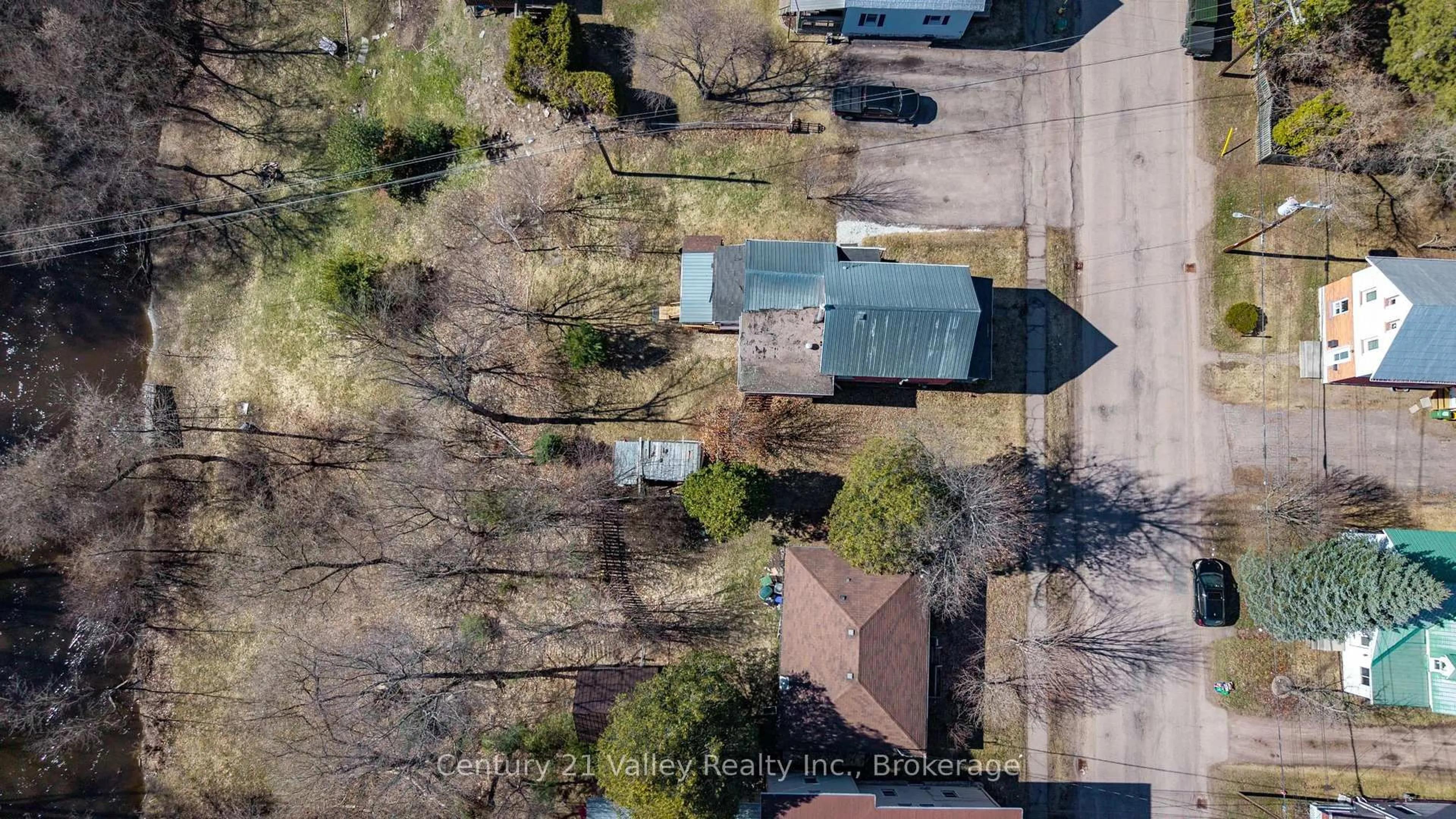 A pic from outside/outdoor area/front of a property/back of a property/a pic from drone, street for 442 Moffat St, Pembroke Ontario K8A 3Y1