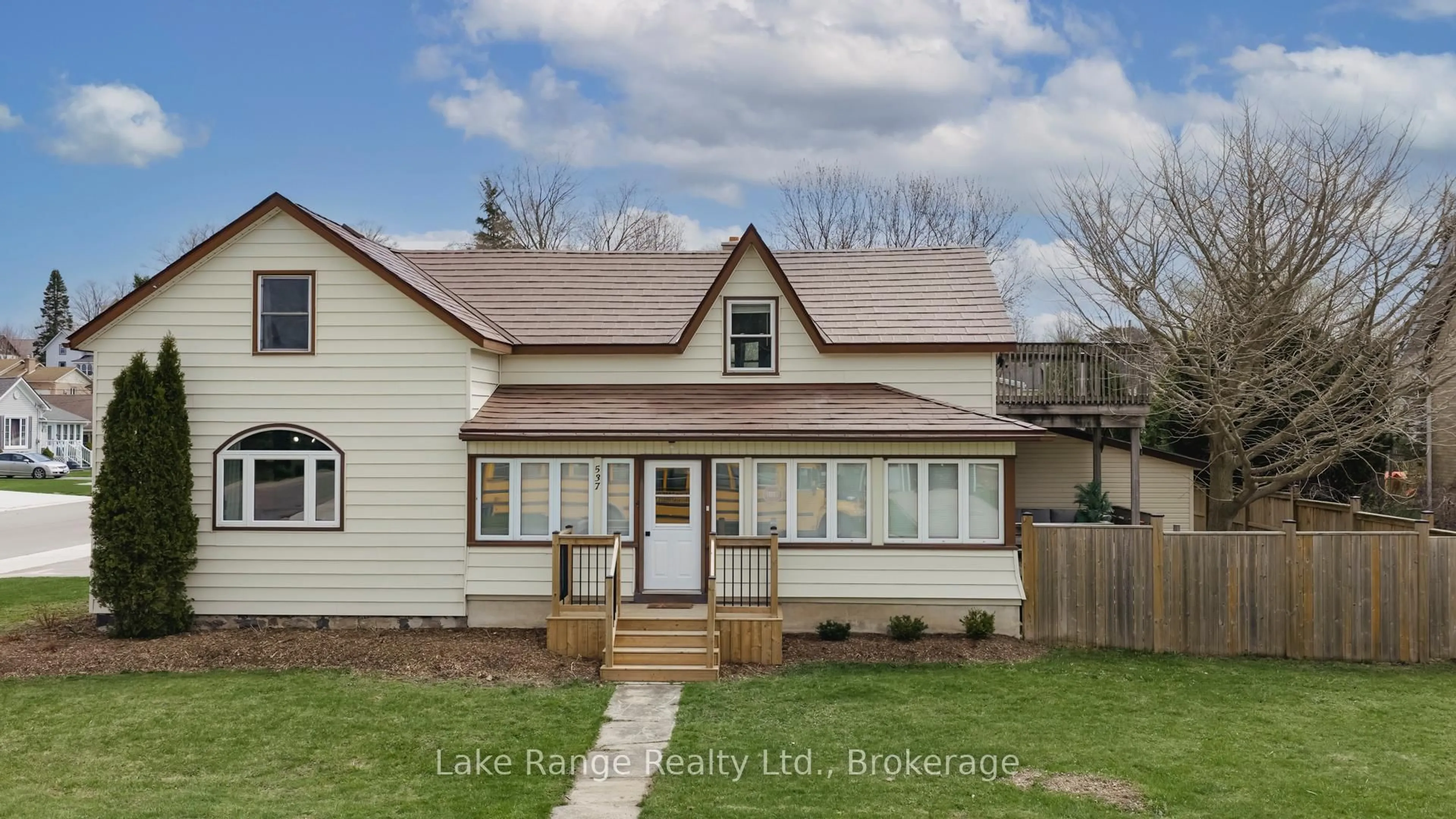 Home with vinyl exterior material, street for 537 Inglis St, Huron-Kinloss Ontario N0G 2H0