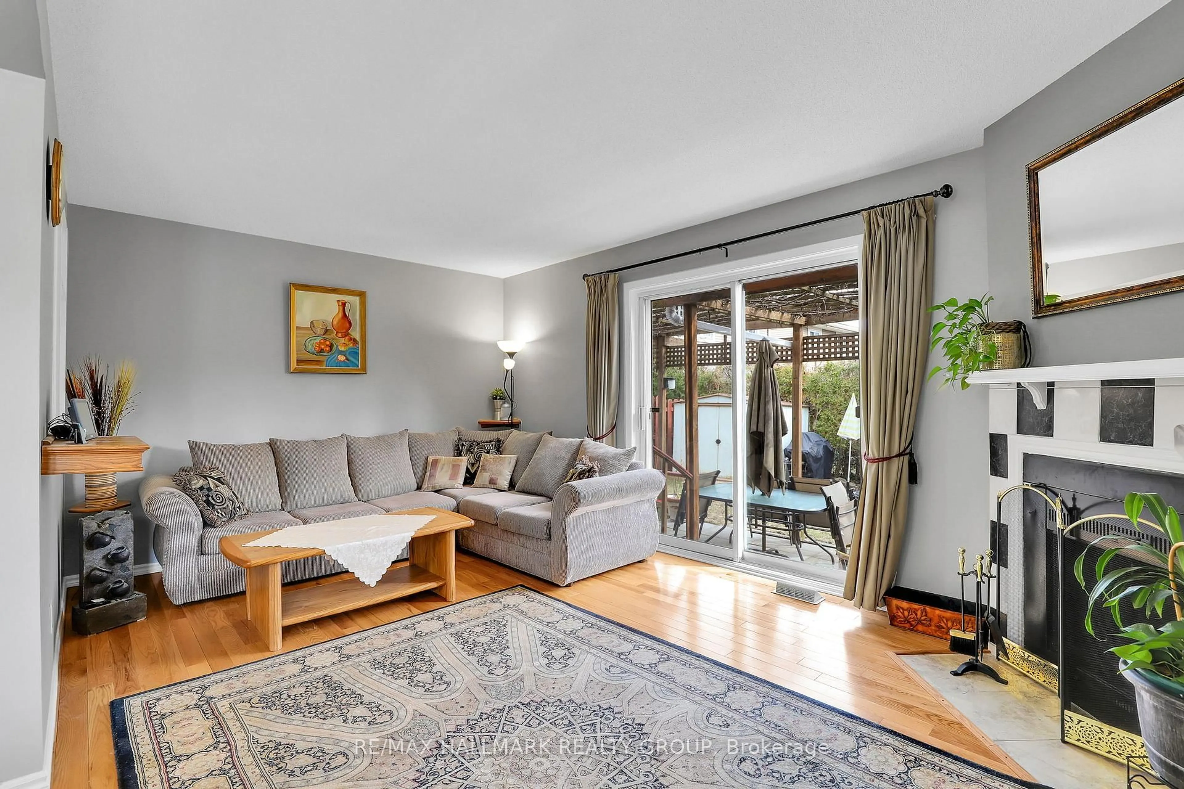 Living room with furniture, unknown for 730 Malibu Terr, Ottawa Ontario K2C 3V1