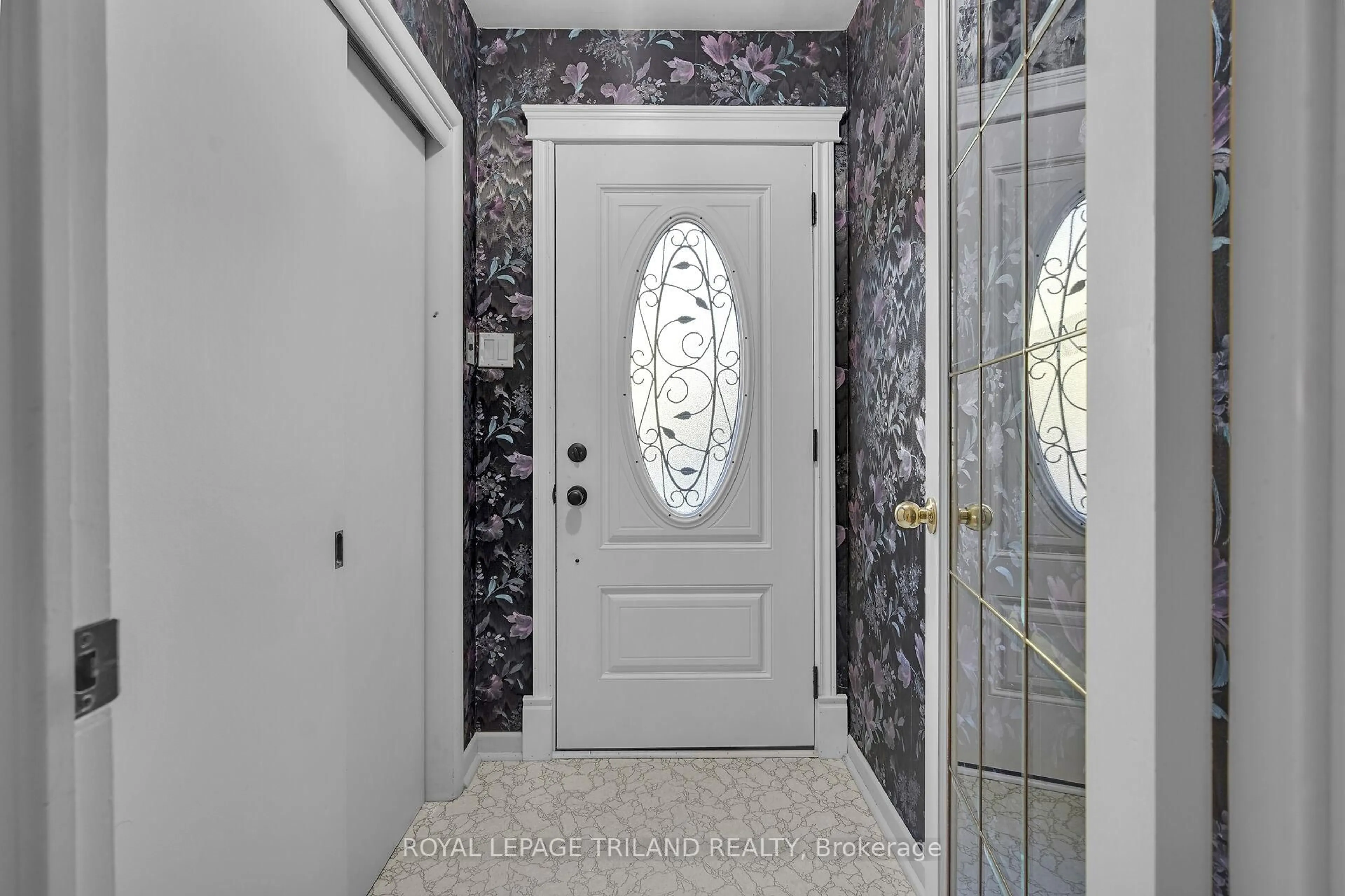 Indoor entryway for 21 LANGTON Rd, London East Ontario N5V 2L9