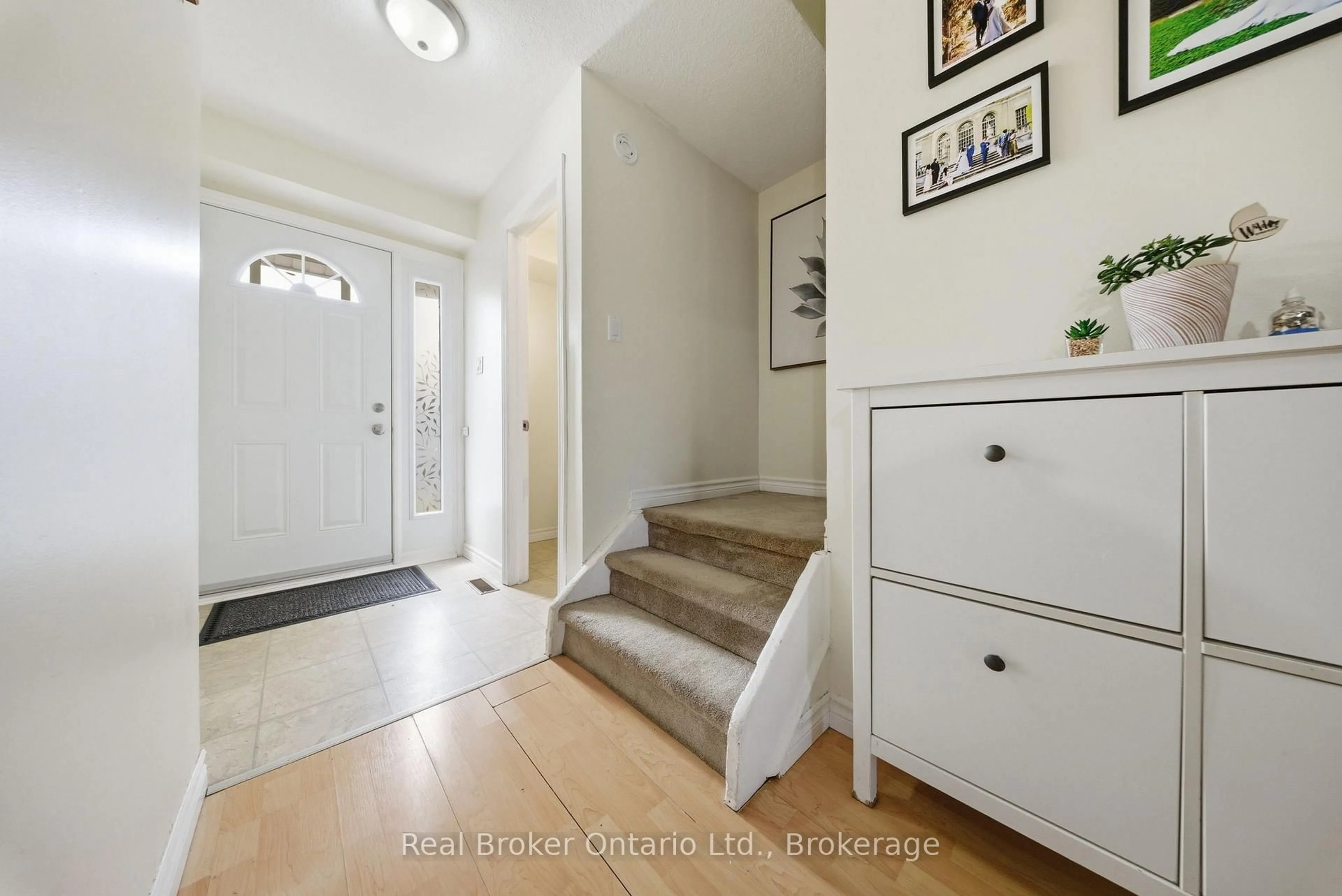 Indoor entryway for 32 Mowat Blvd #41, Kitchener Ontario N2E 1X4