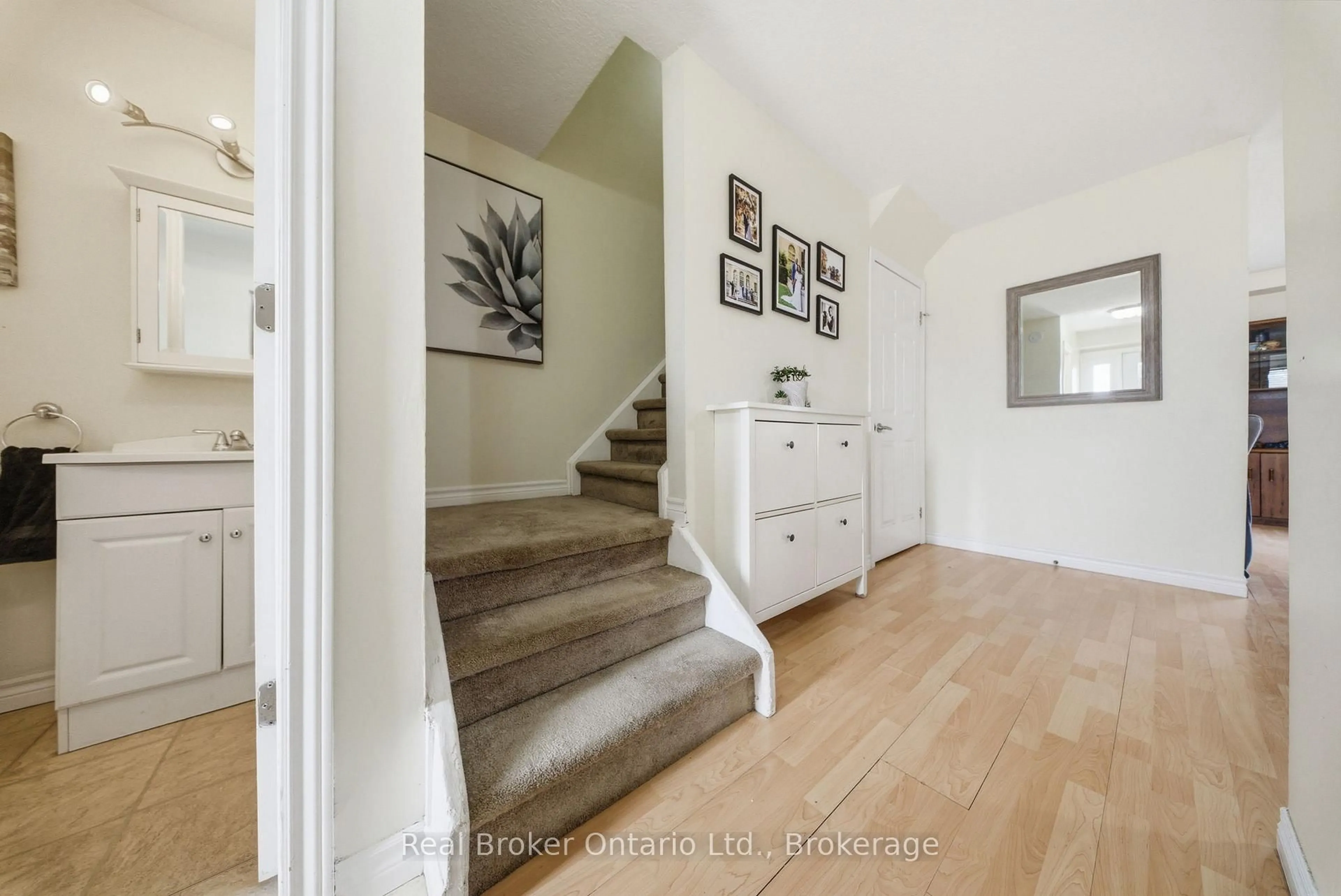 Indoor entryway for 32 Mowat Blvd #41, Kitchener Ontario N2E 1X4