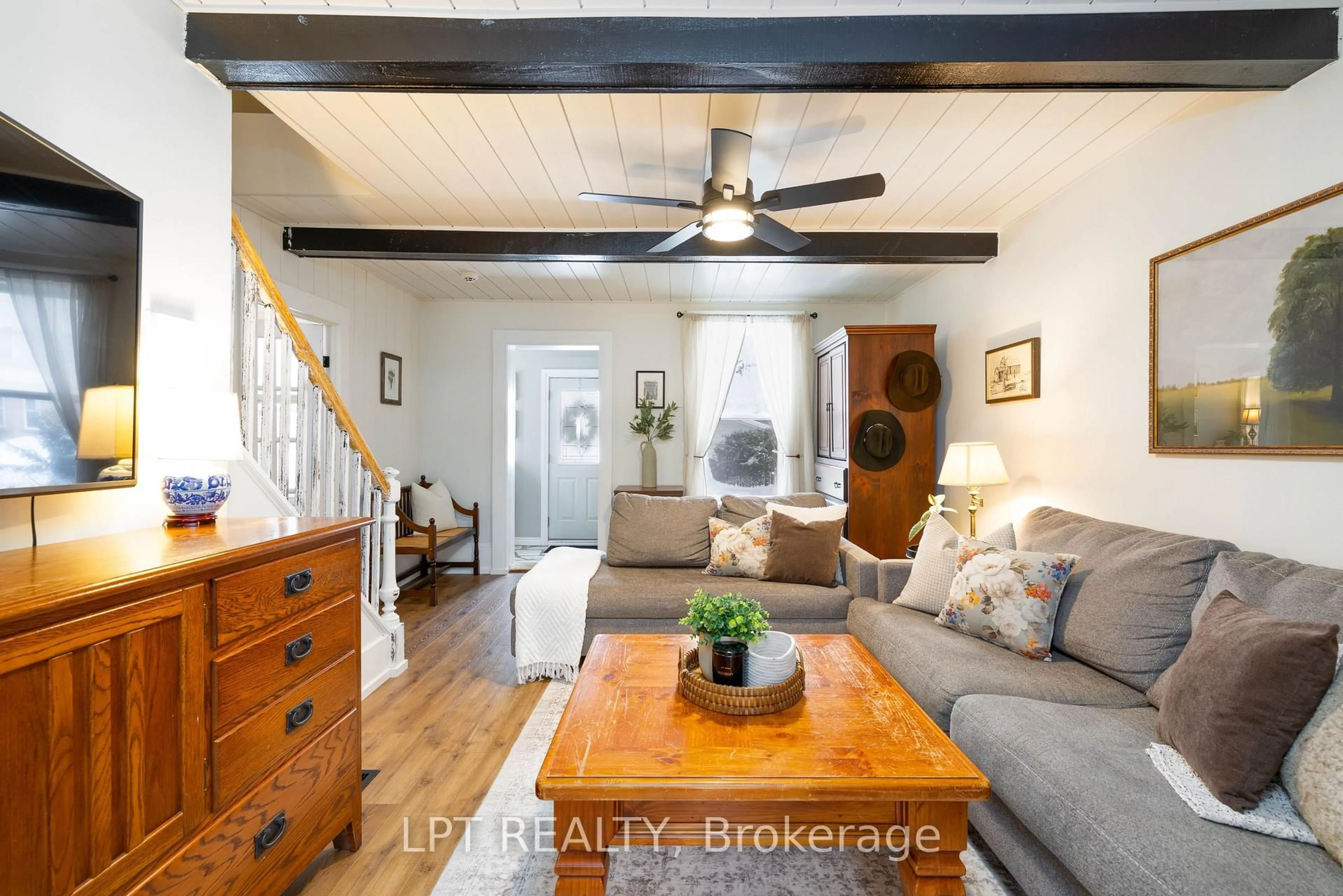 Living room with furniture, wood/laminate floor for 408 Main St, Shelburne Ontario L0N 1S2