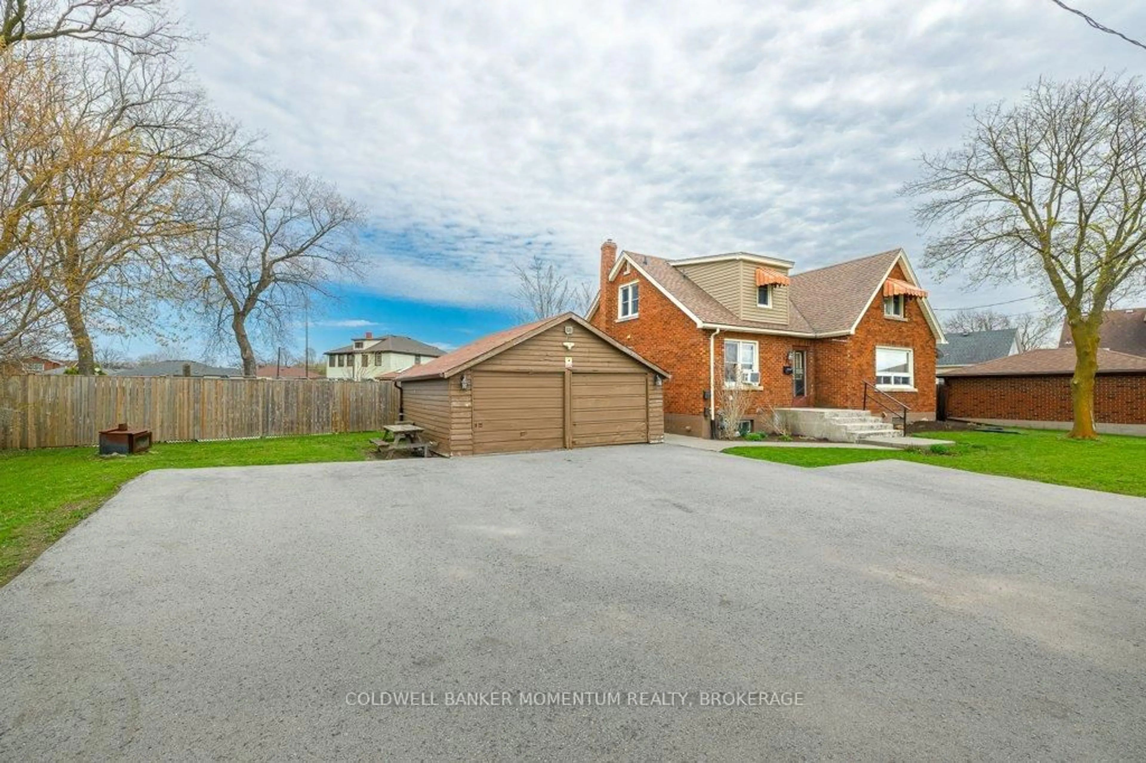 A pic from outside/outdoor area/front of a property/back of a property/a pic from drone, street for 5110 Stanley Ave, Niagara Falls Ontario L2E 5A2